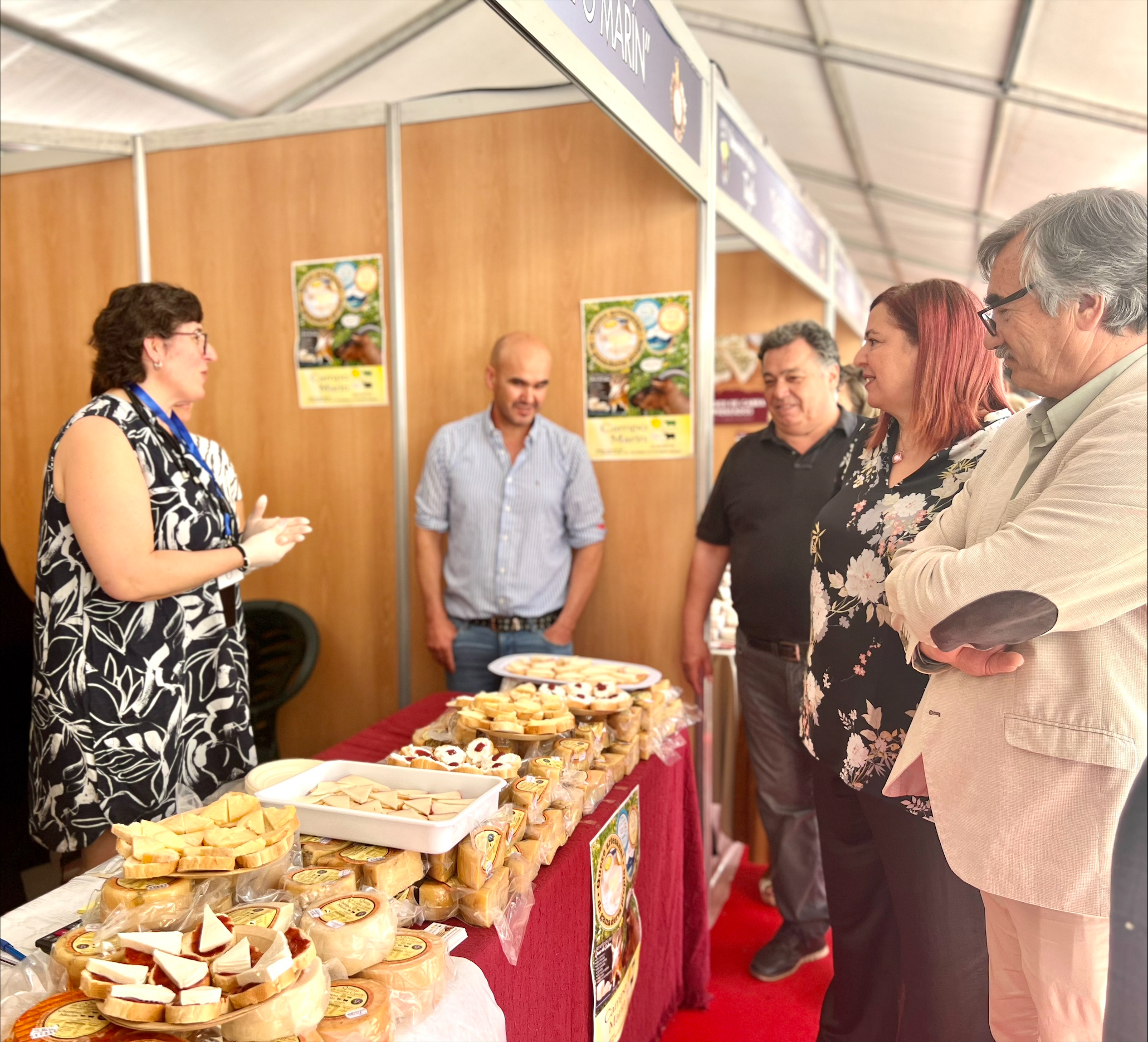 Begoña García visita a los participantes en la Feria del Queso de Trujillo