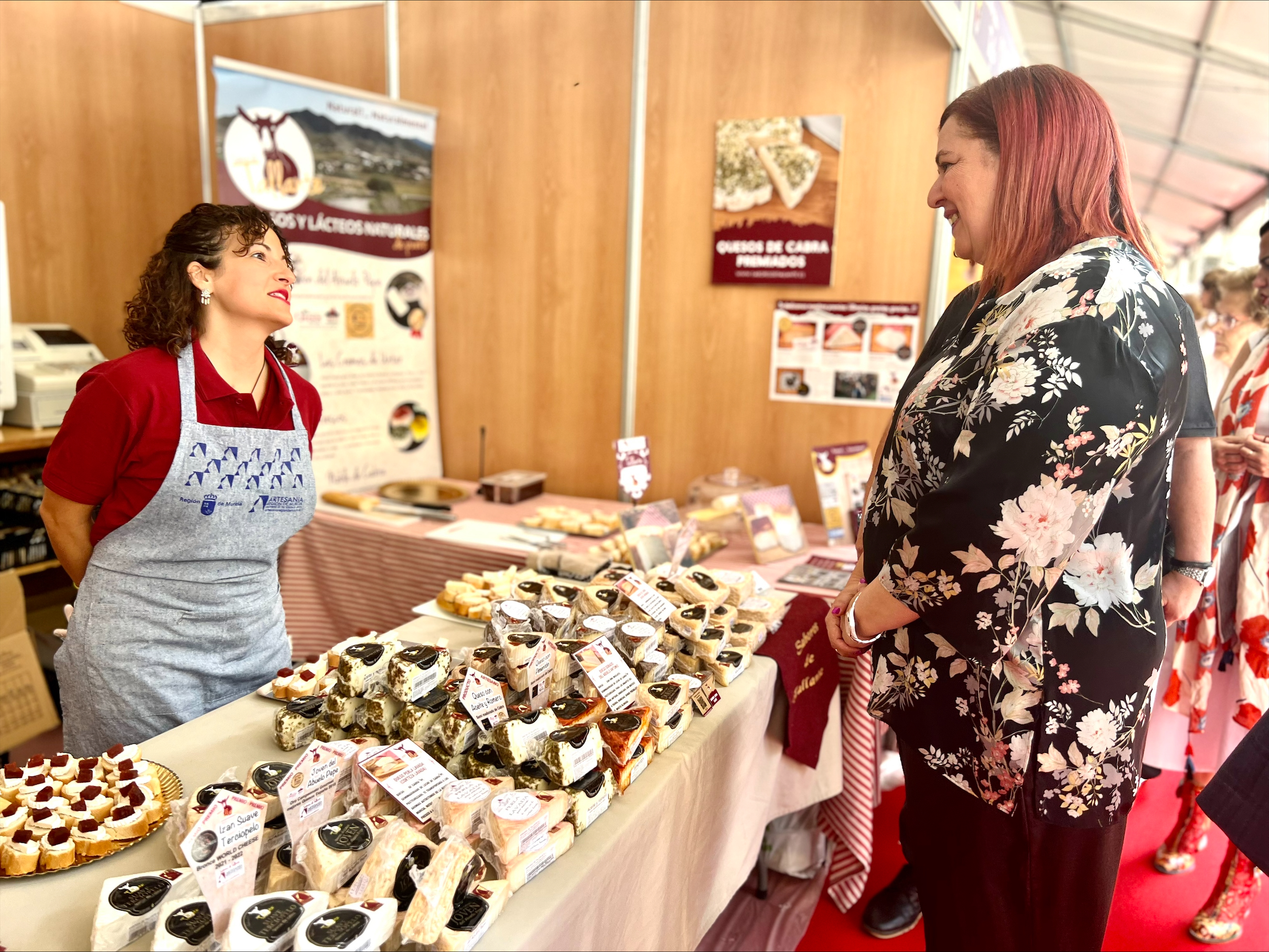 Begoña García visita a los participantes en la Feria del Queso de Trujillo