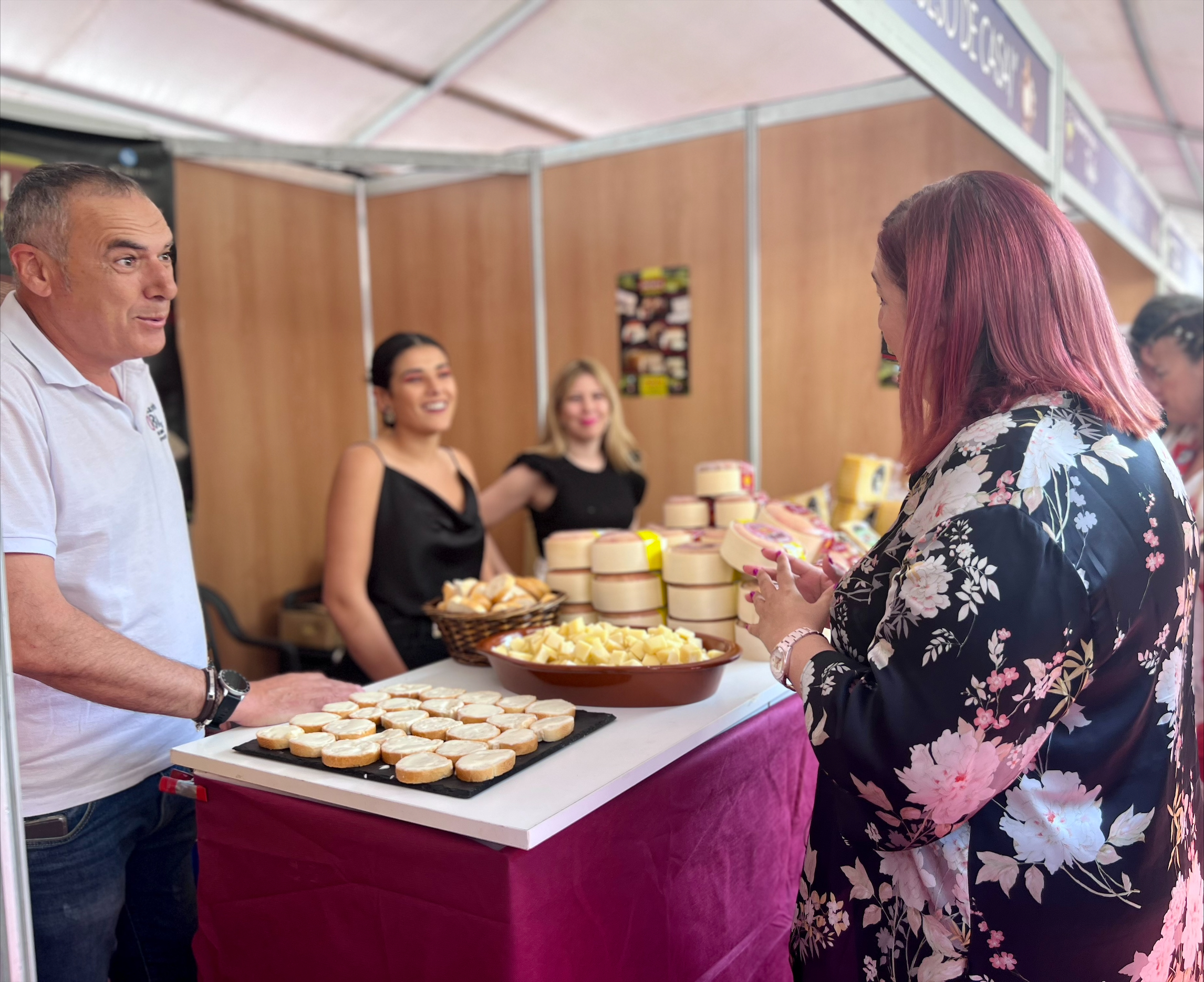 Begoña García visita a los participantes en la Feria del Queso de Trujillo