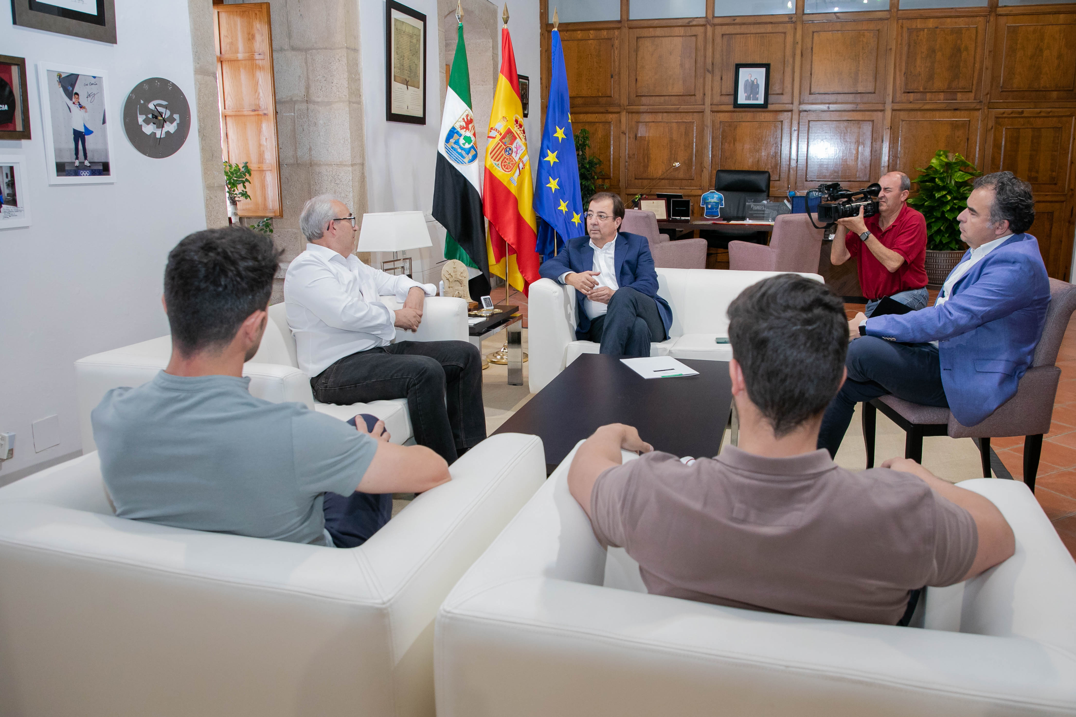 Reunión del presidente de la Junta y el alcalde de Valdecaballeros 1