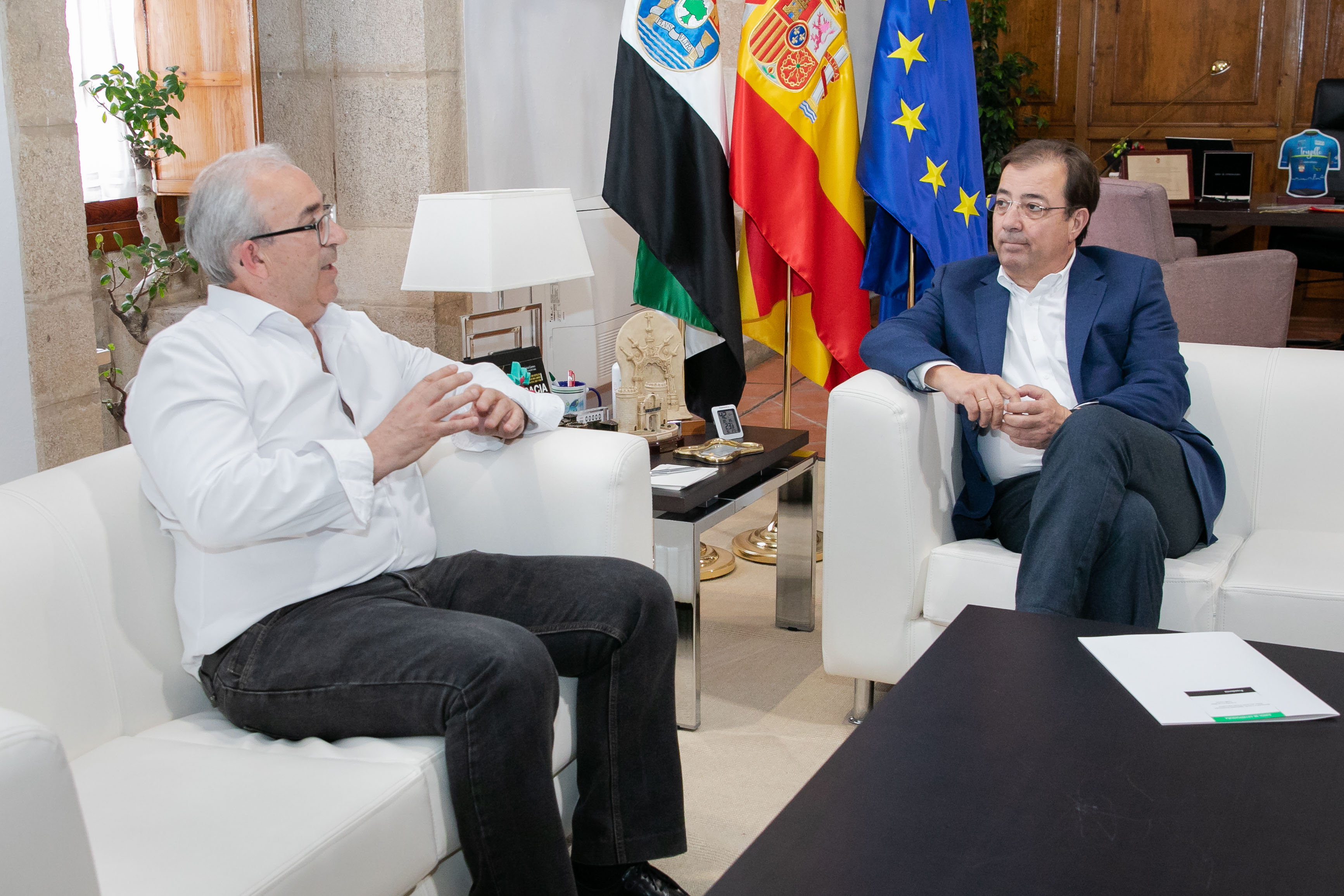 Reunión del presidente de la Junta y el alcalde de Valdecaballeros 2