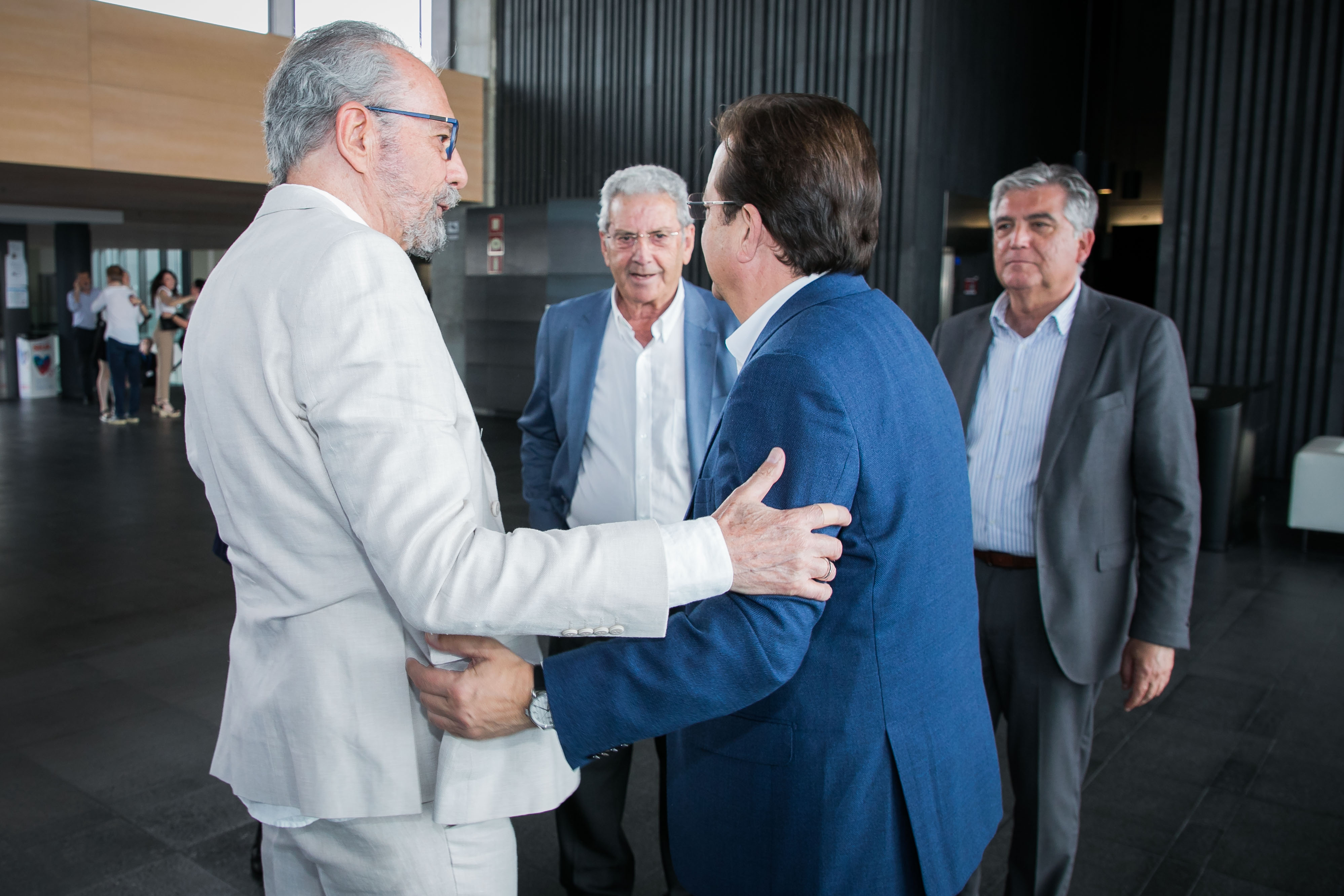 Imagen de la llegada del presidente de la Junta de Extremadura a la exposión