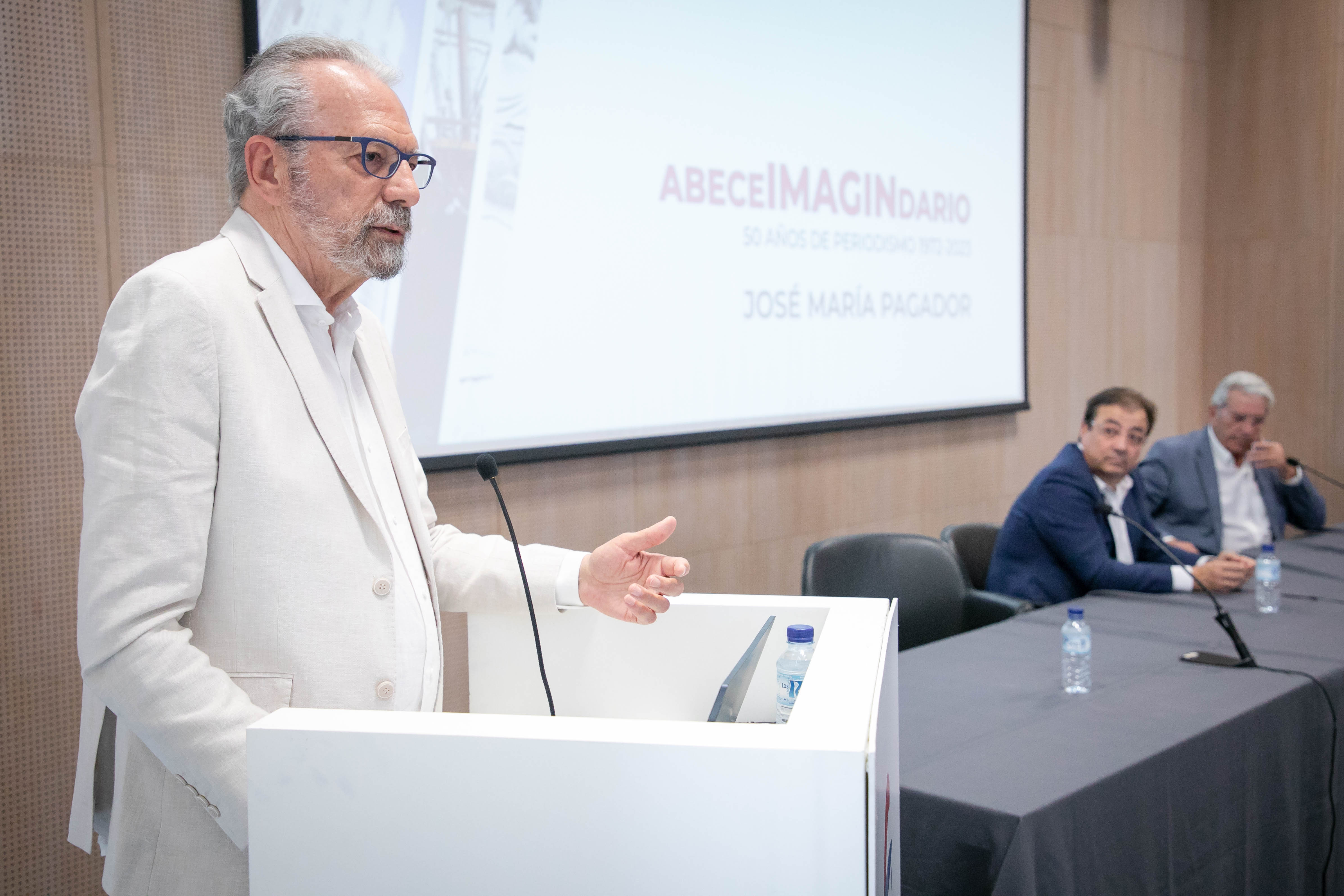 Imagen del periodista José María Pagador durante la visita del presidente de la Junta de Extremadura a la exposión