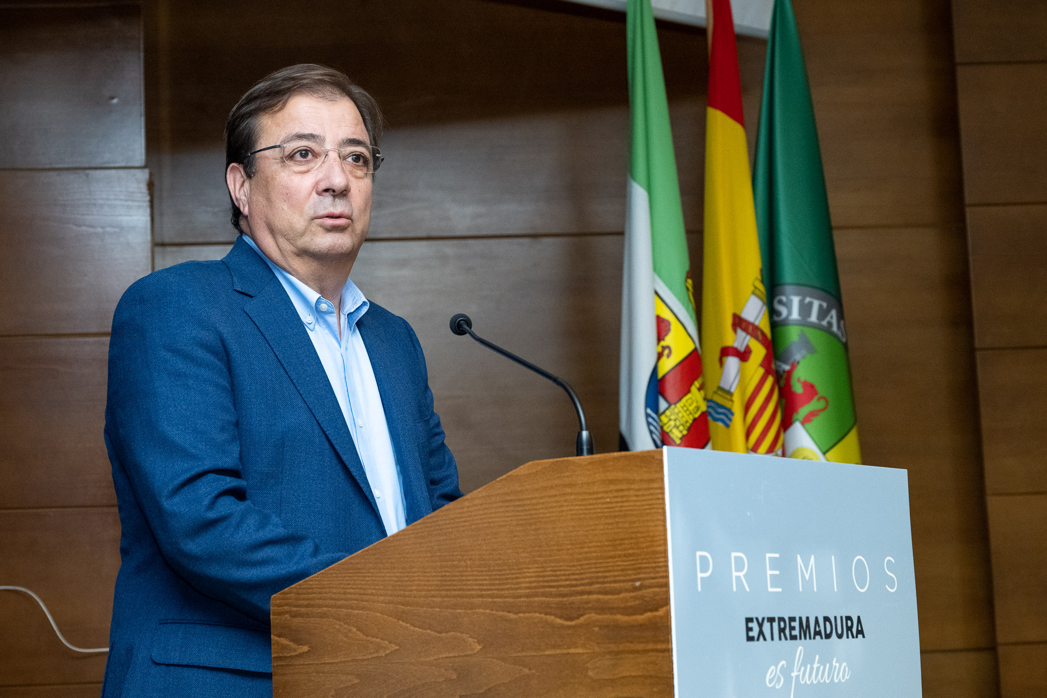 Foto del presidente de la Junta de Extremadura durante la entrega de los premios 'Extremadura es Futuro',