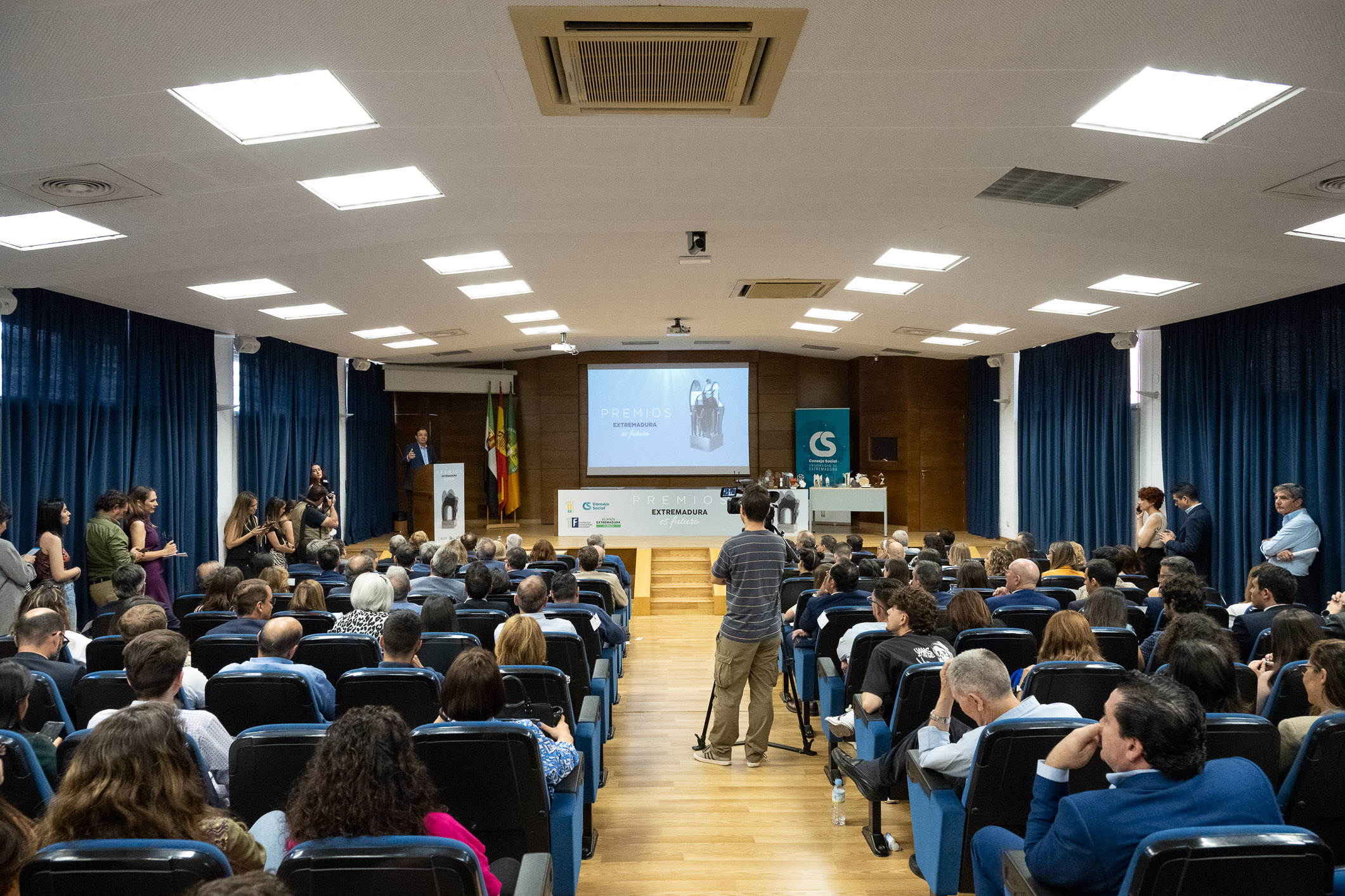 Foto del presidente de la Junta de Extremadura durante la entrega de los premios 'Extremadura es Futuro',