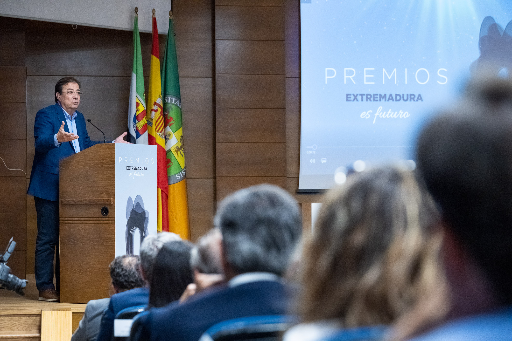 Foto del presidente de la Junta de Extremadura durante la entrega de los premios 'Extremadura es Futuro',