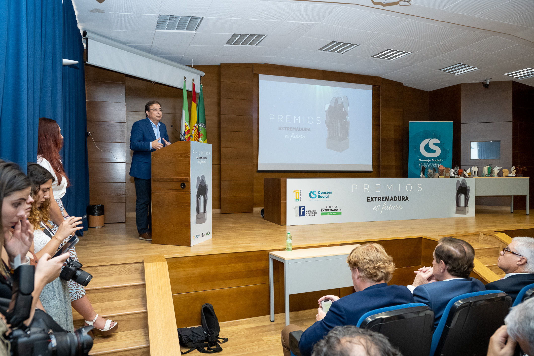 Foto del presidente de la Junta de Extremadura durante la entrega de los premios 'Extremadura es Futuro',