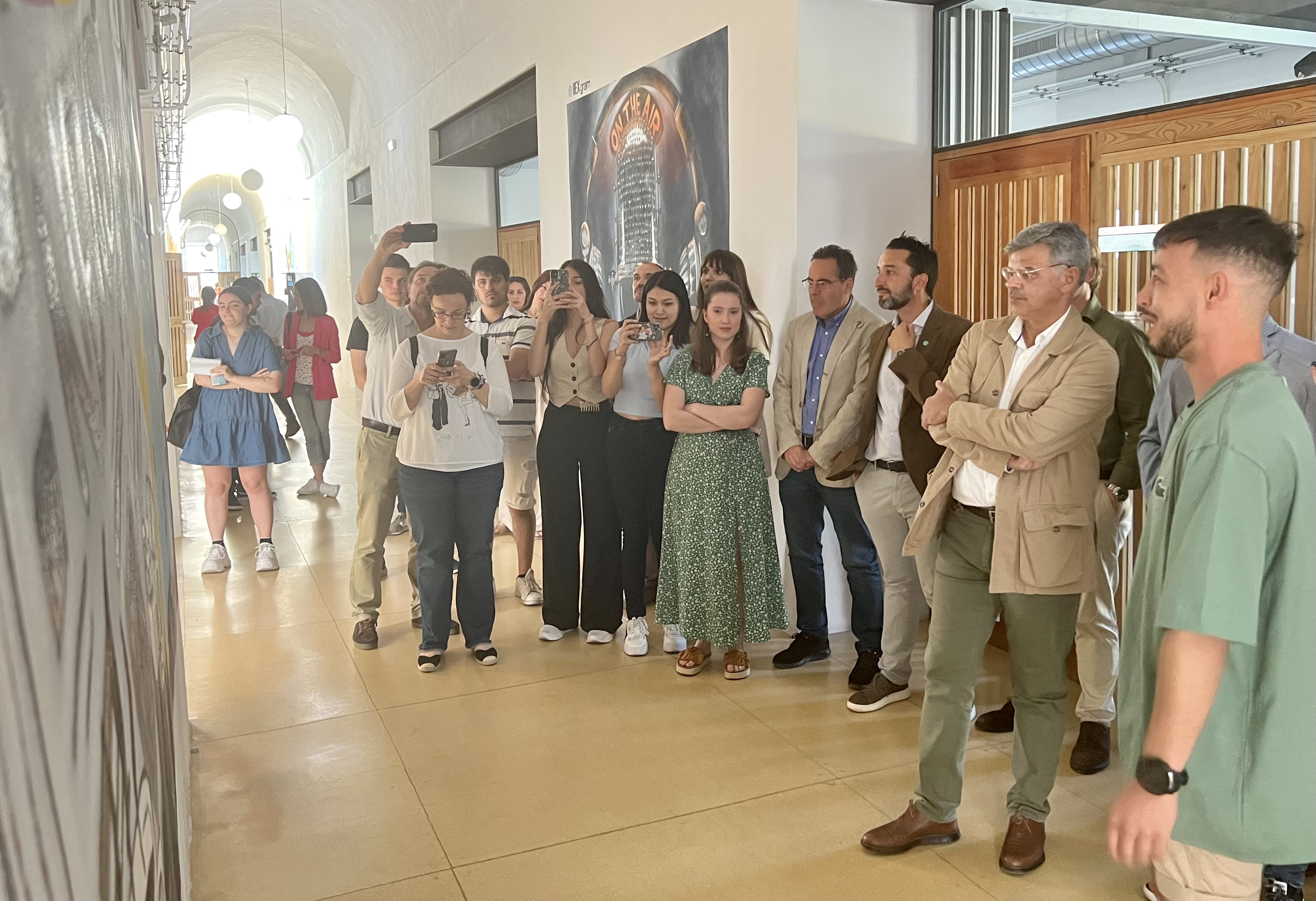 Foto del portavoz y otras autoridades durante la inauguración