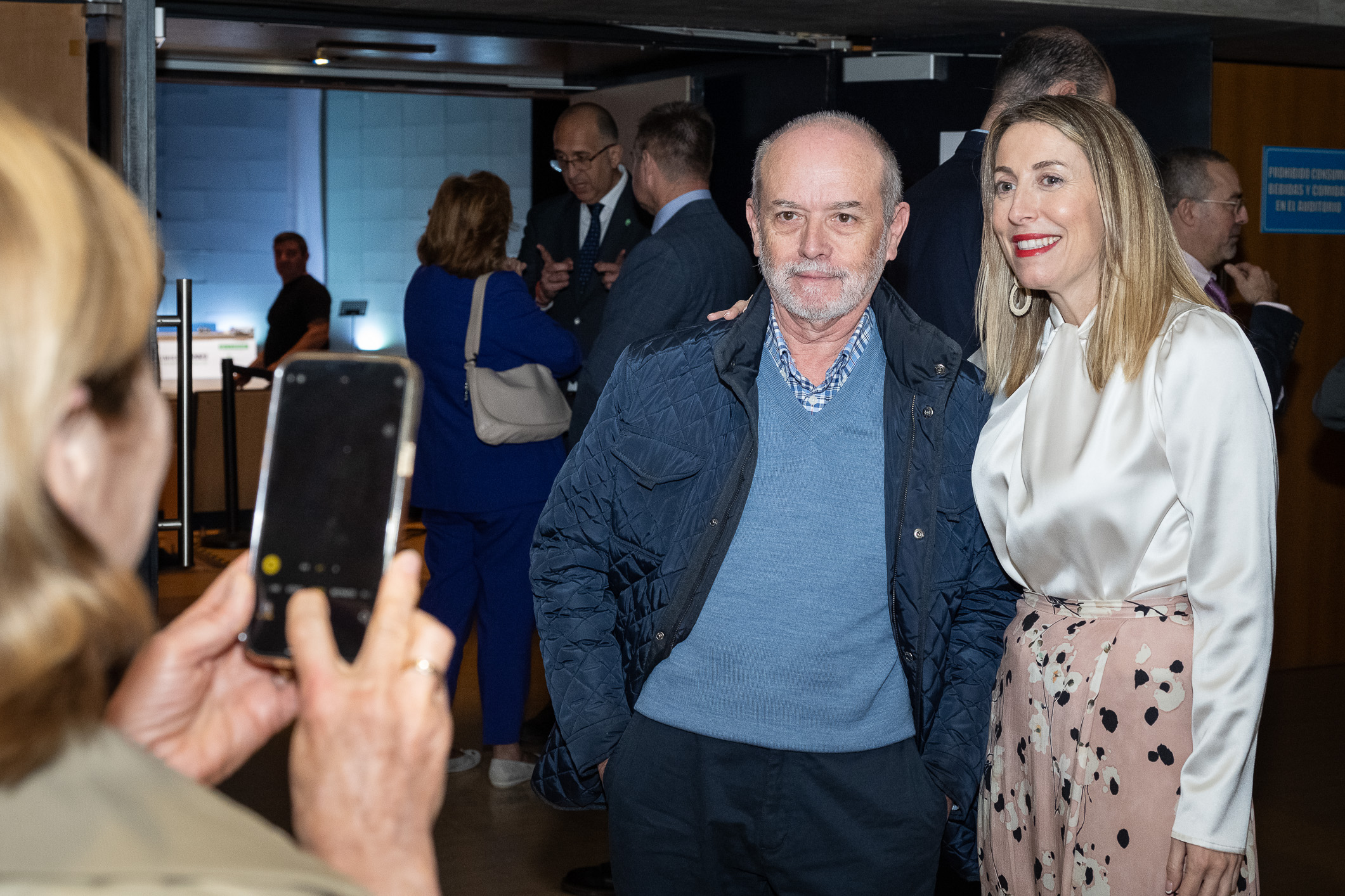 La presidenta de la Junta, María Guardiola, con uno de los homenajeados.