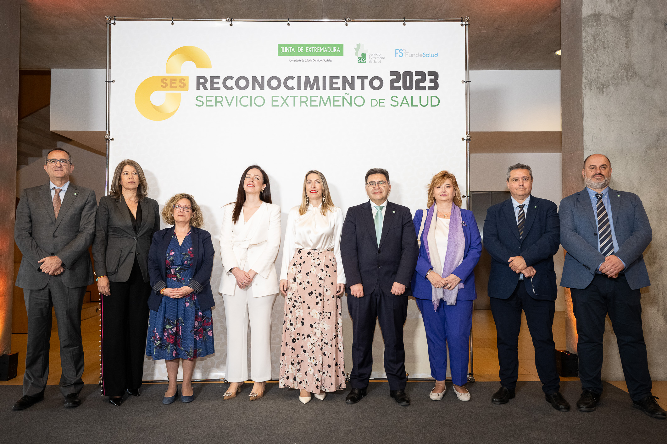 La presidenta de la Junta de Extremadura, María Guardiola, junto a otras autoridades.