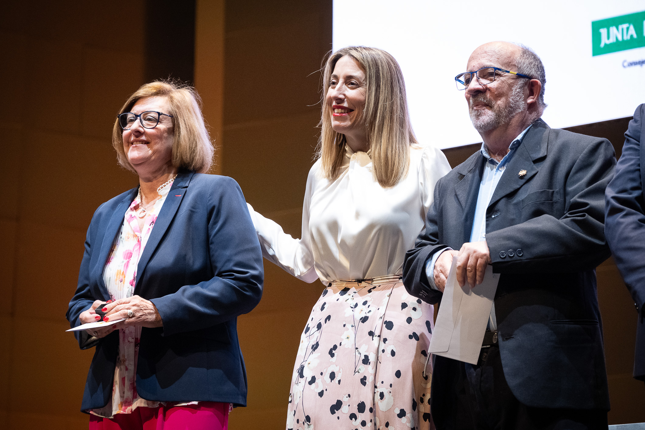 La presidenta de la Junta, María Guardiola, con varios homenajeados.