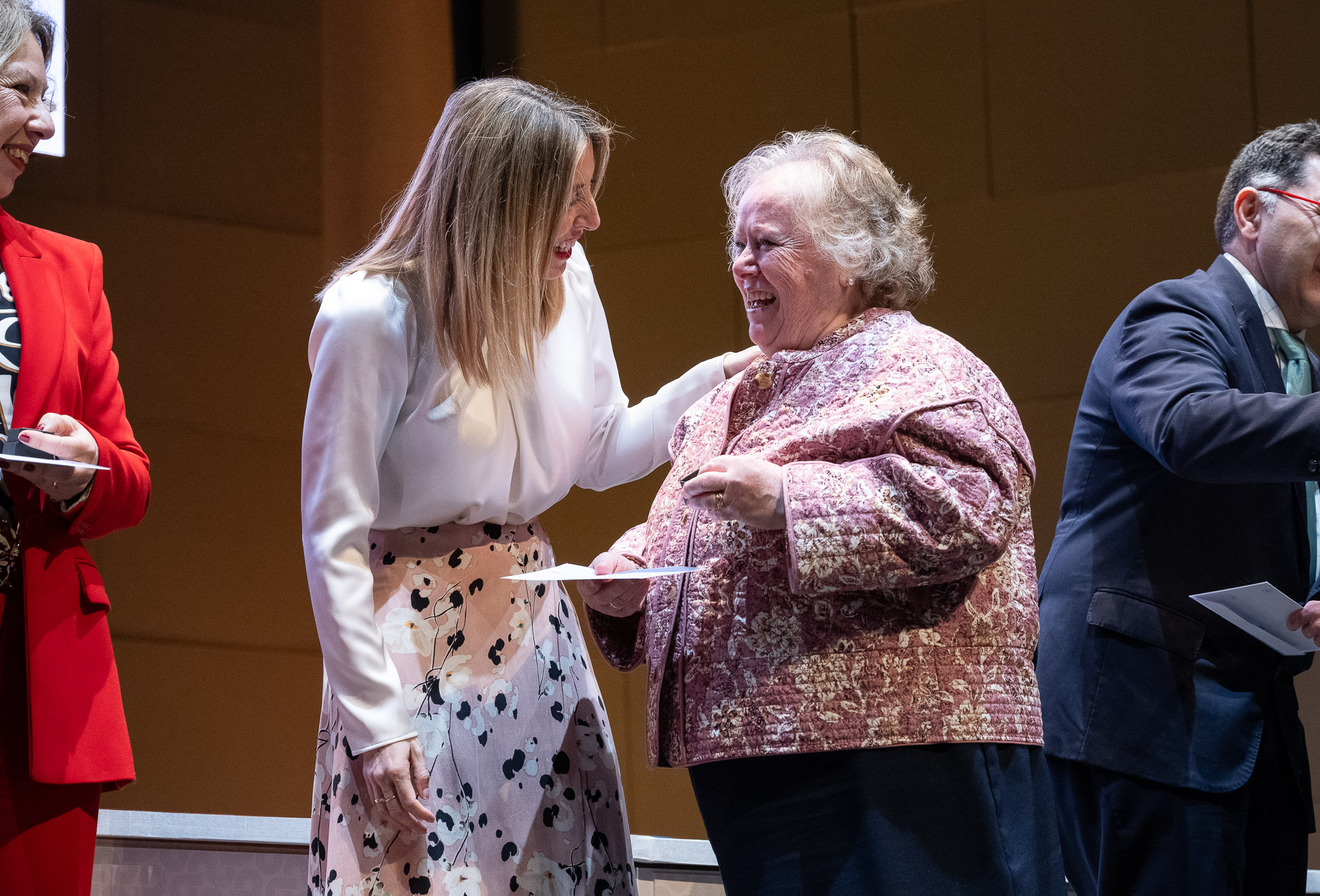 La presidenta de la Junta, María Guardiola, con una de las homenajeadas.