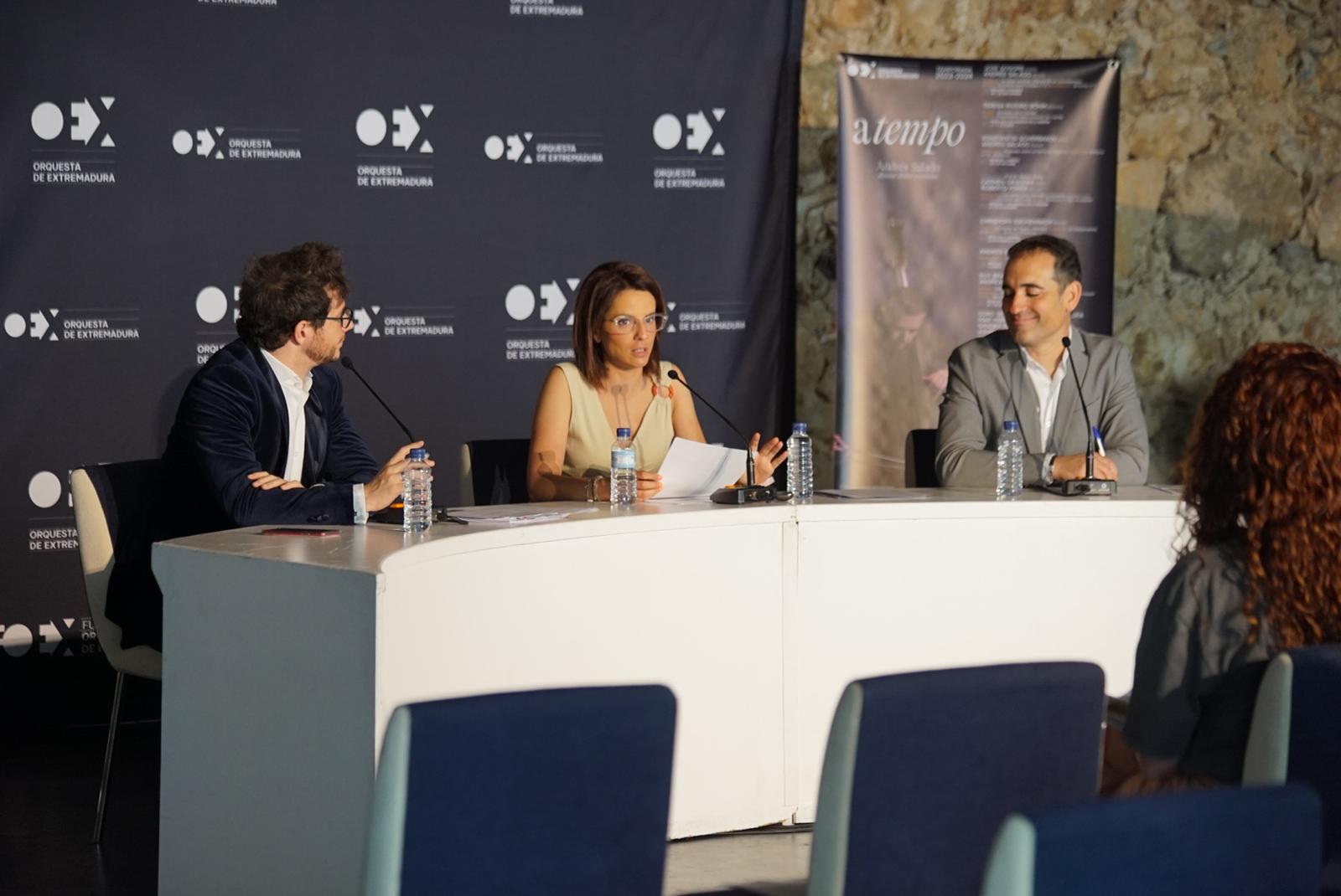 Foto de la consejera de Cultura, Turismo y Deportes durante la presentación de la temporada de la OEX