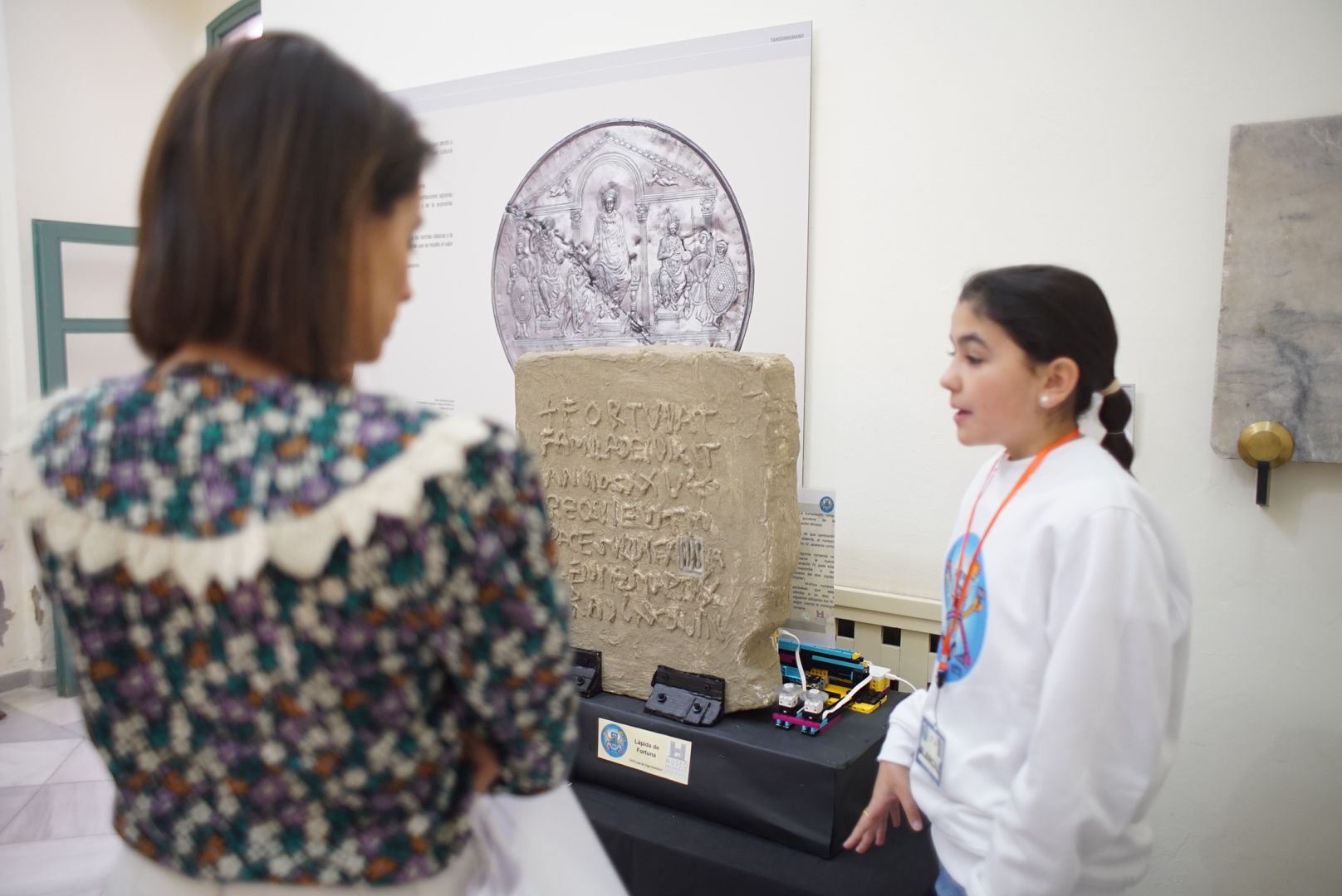 Foto de la consejera de Cultura, Turismo y Deportes visitando la exposición 'Robotizarte' 