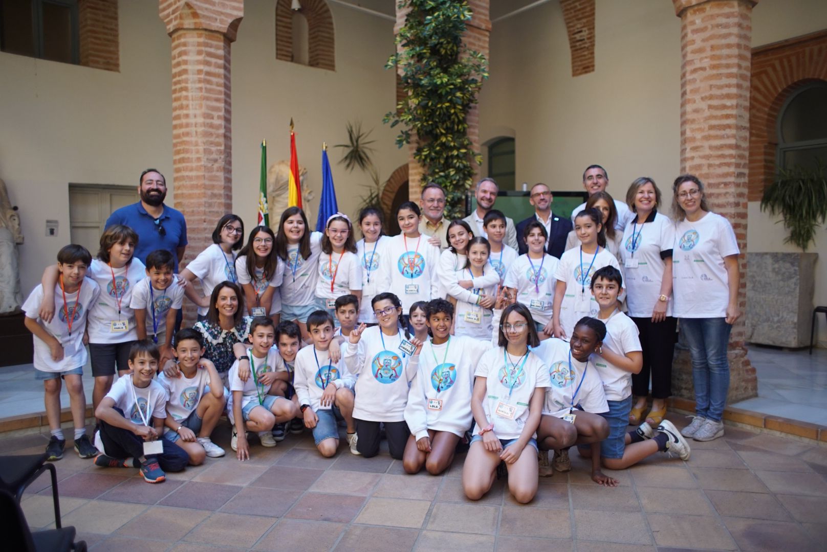 Foto de la consejera de Cultura, Turismo y Deportes junto a los niños participantes en el acto