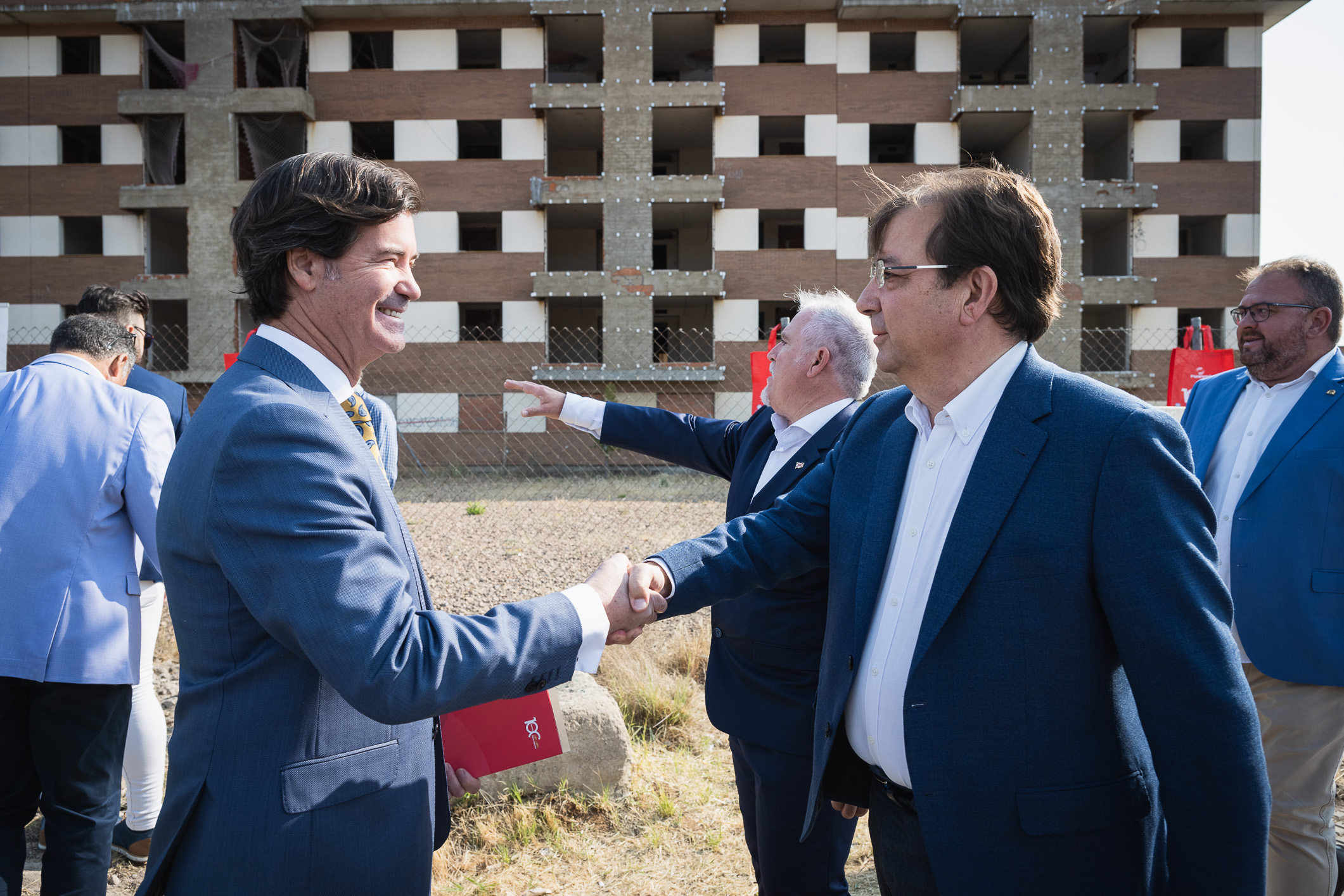 Foto del presidente de la Junta de Extremadura a su llegada al acto