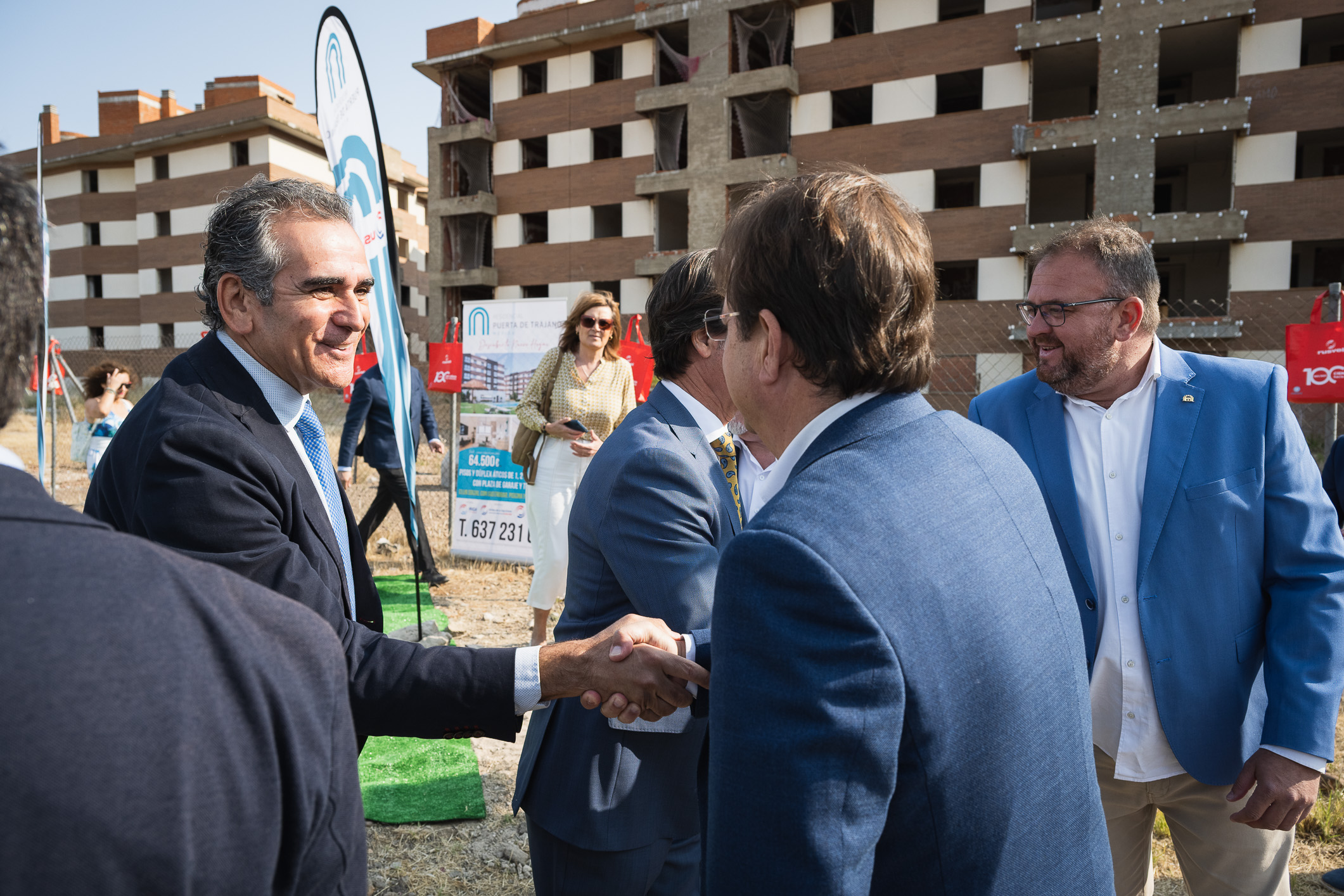 Foto del presidente de la Junta de Extremadura a su llegada al acto