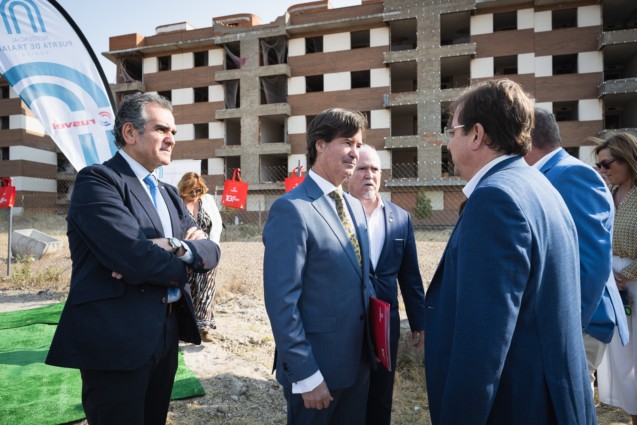 Foto del presidente de la Junta de Extremadura a su llegada al acto