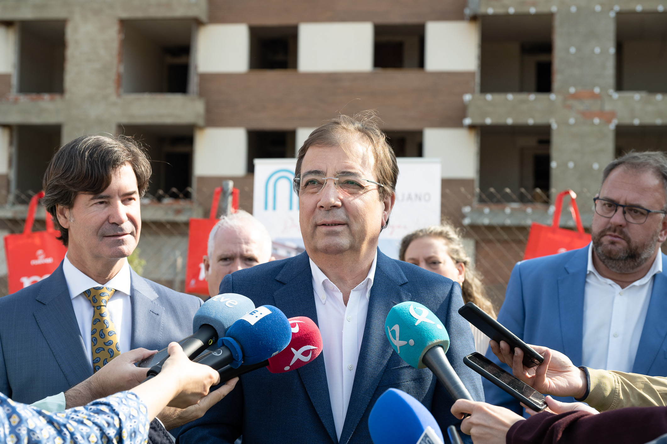 Foto del presidente de la Junta de Extremadura atendiendo a los medios de comunicación