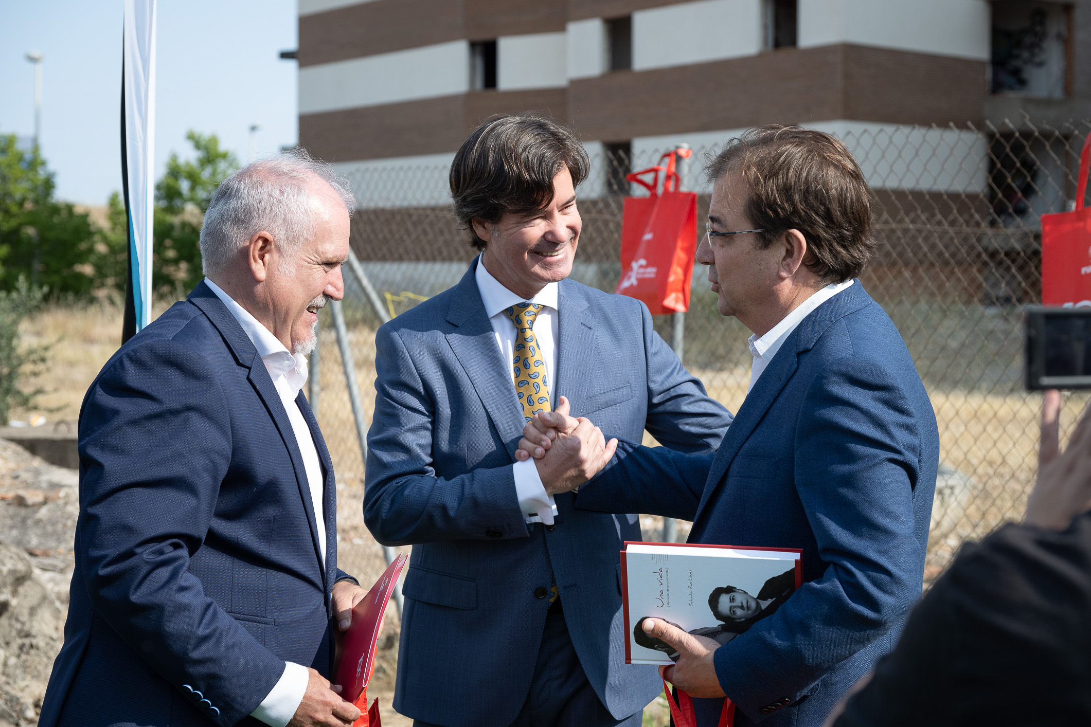Foto del presidente de la Junta de Extremadura saludando a responsable de la empresa y otras autoridades 