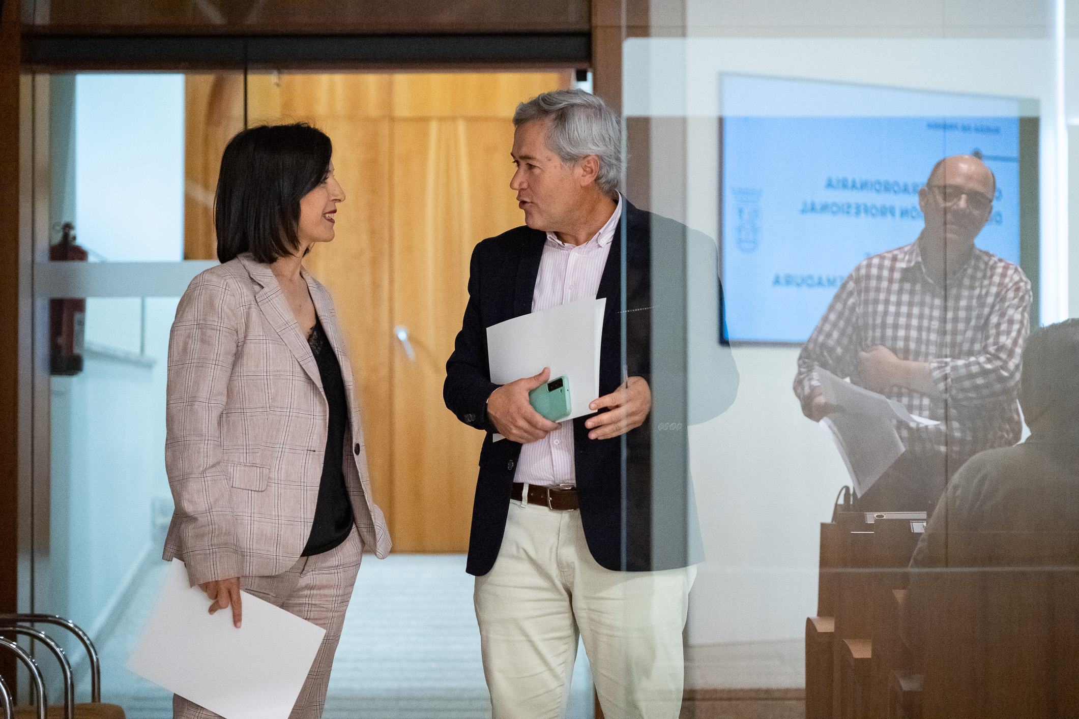 Foto de la consejera de Educación y Empleo y el director general de FP y Formación para el Empleo a su llegada a la rueda de prensa 