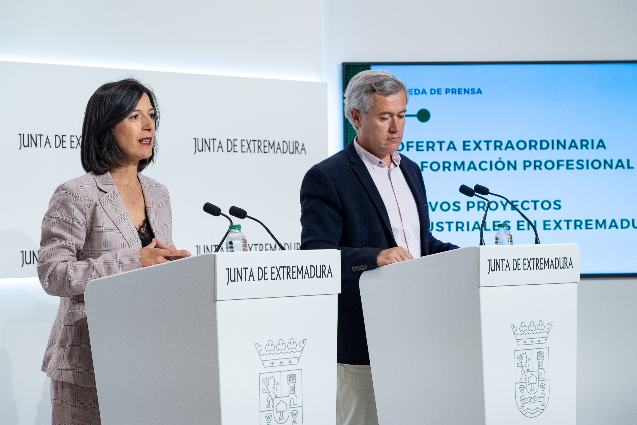 Foto de la consejera de Educación y Empleo y el director general de Formación Profesional y Formación para el Empleo