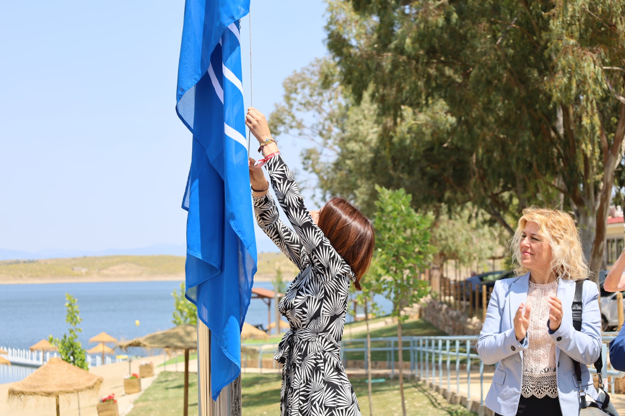 Foto de la consejera de Cultura, Turismo y Deportes durante el izado de bandera