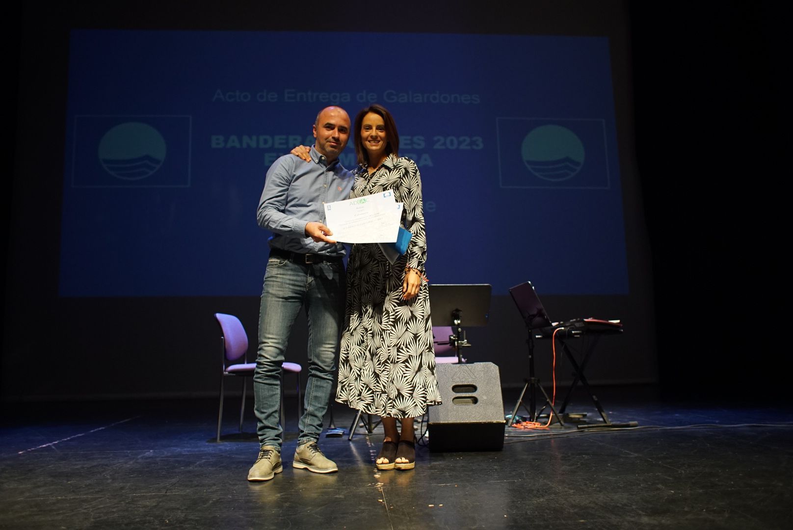 Foto de la consejera de Cultura, Turismo y Deportes en el acto de entrega de banderas