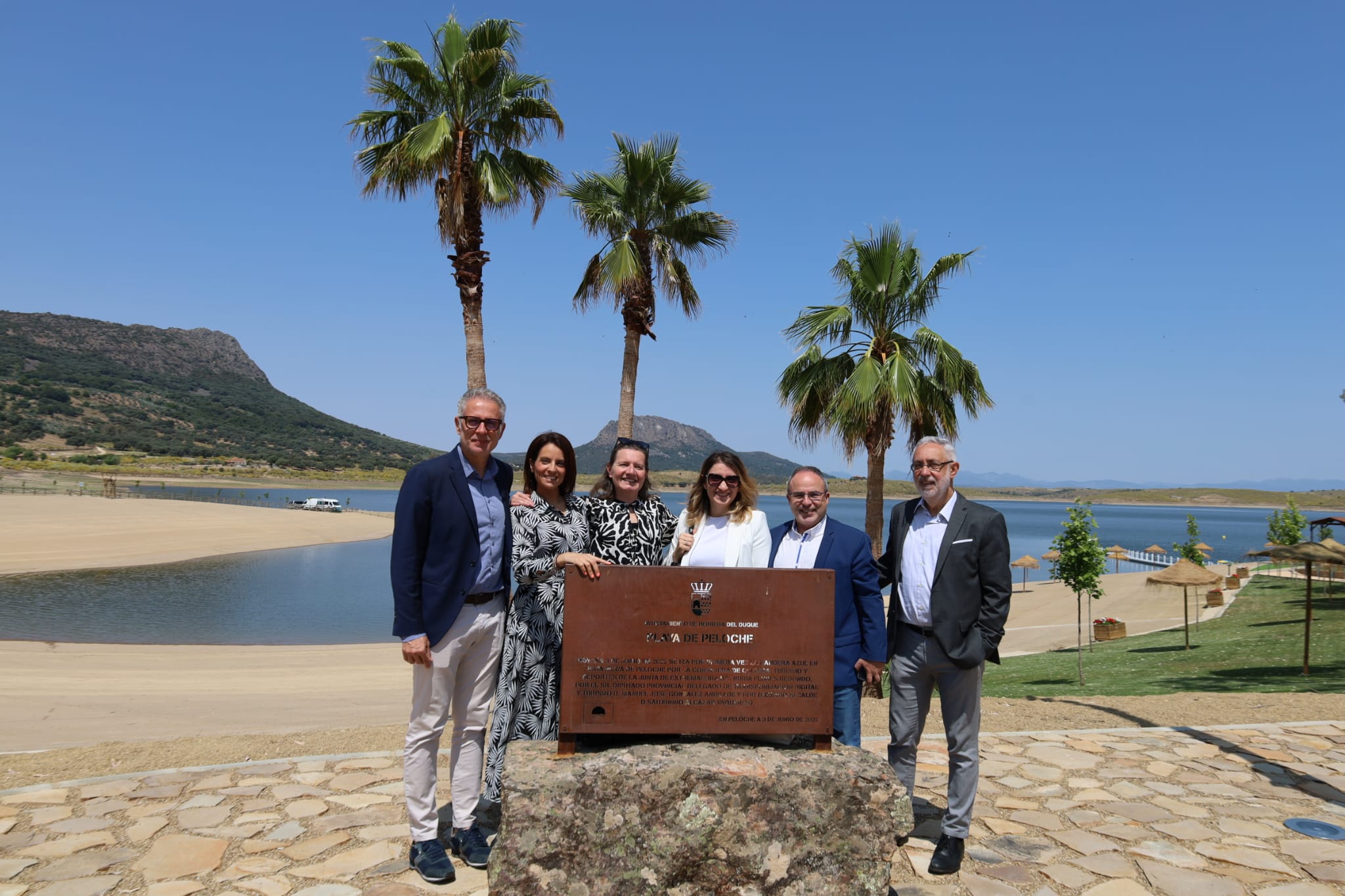 Foto de la consejera de Cultura, Turismo y Deportes en el acto de entrega de banderas