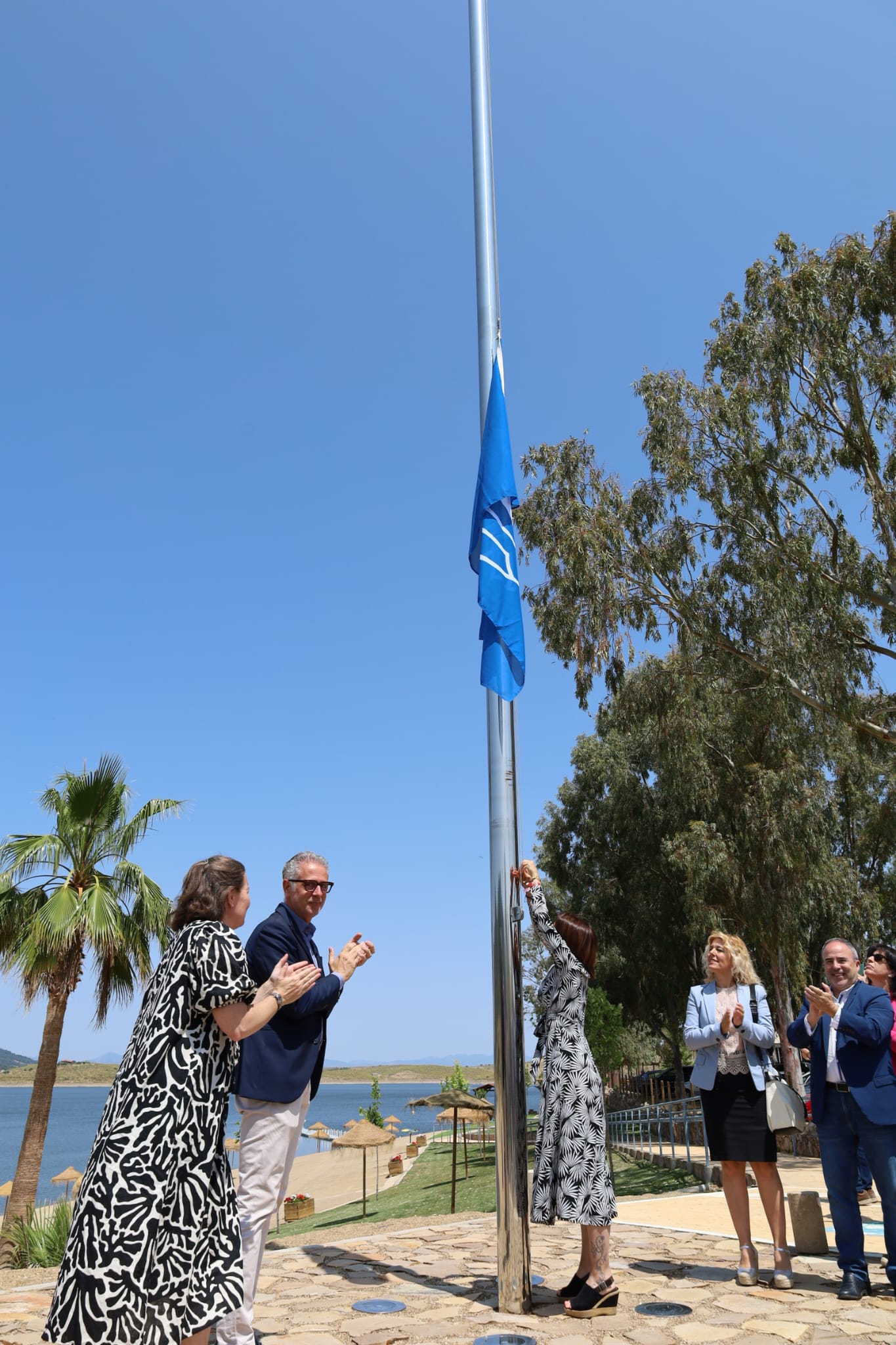 Foto de la consejera de Cultura, Turismo y Deportes durante el izado de bandera