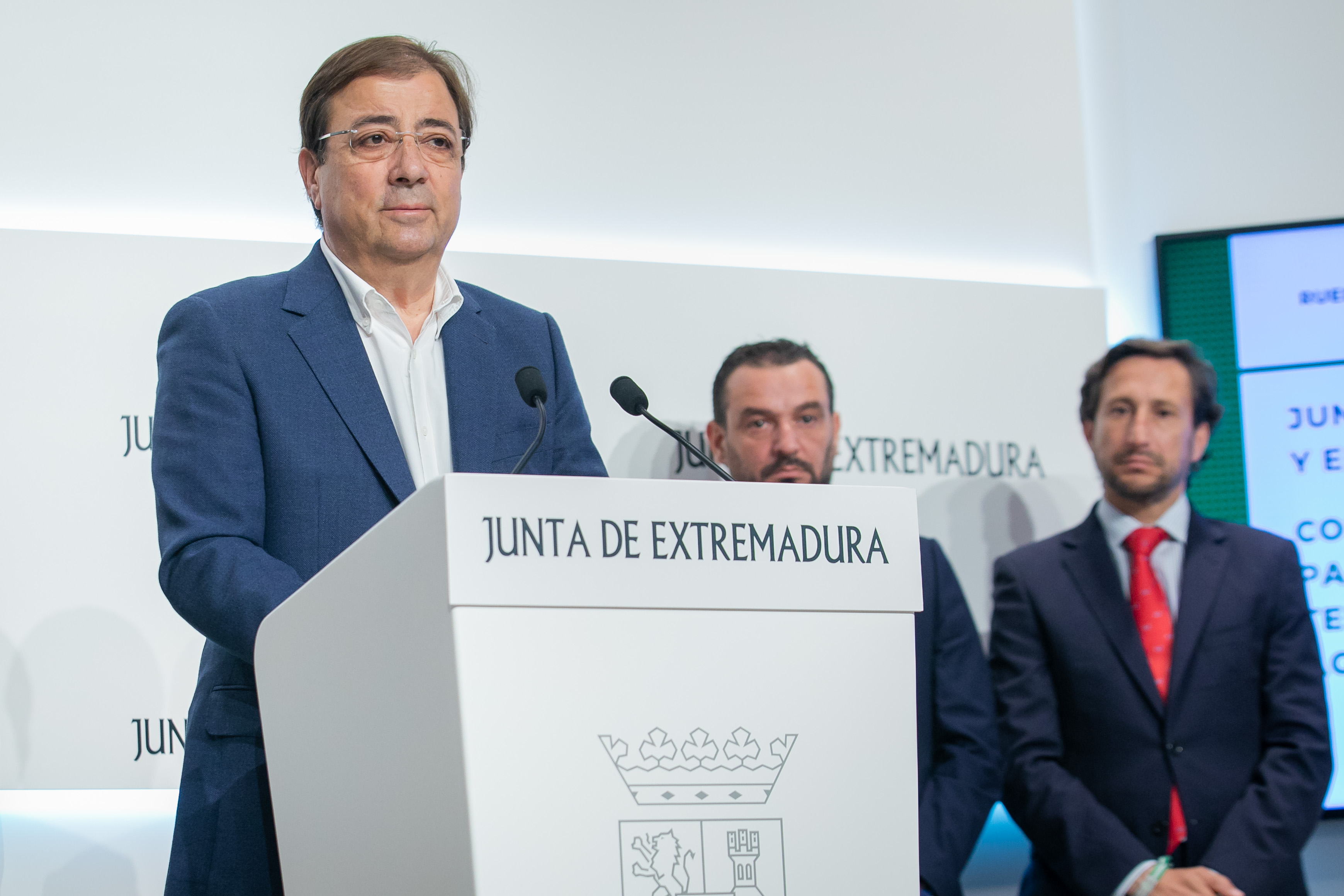 Fernández Vara en la firma del convenio sobre sequía con entidades financieras