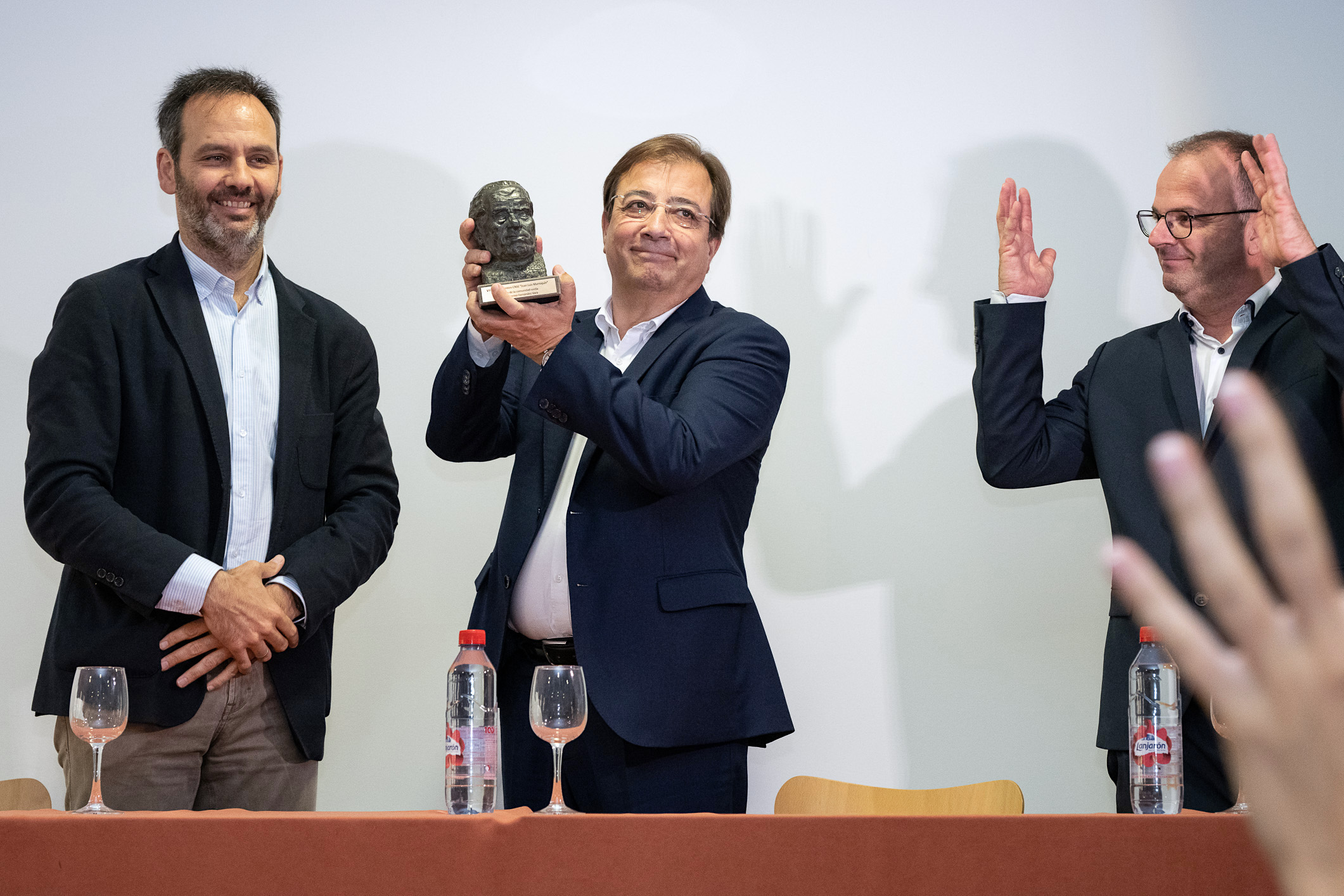 Fernández Vara con el premio Juan Luis Marroquín 1