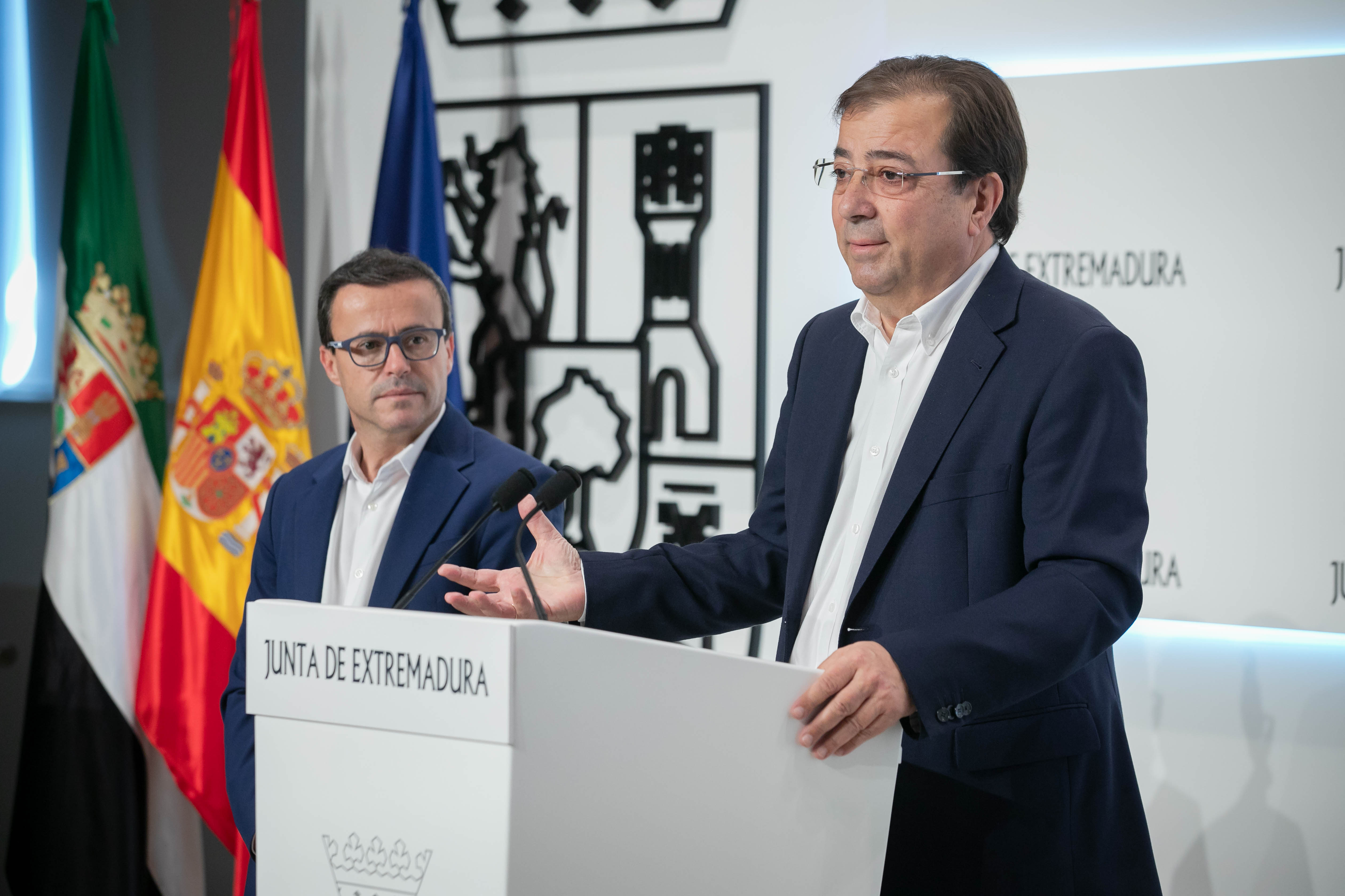 Foto del presidente en funciones de la Junta de Extremadura durante la presentación