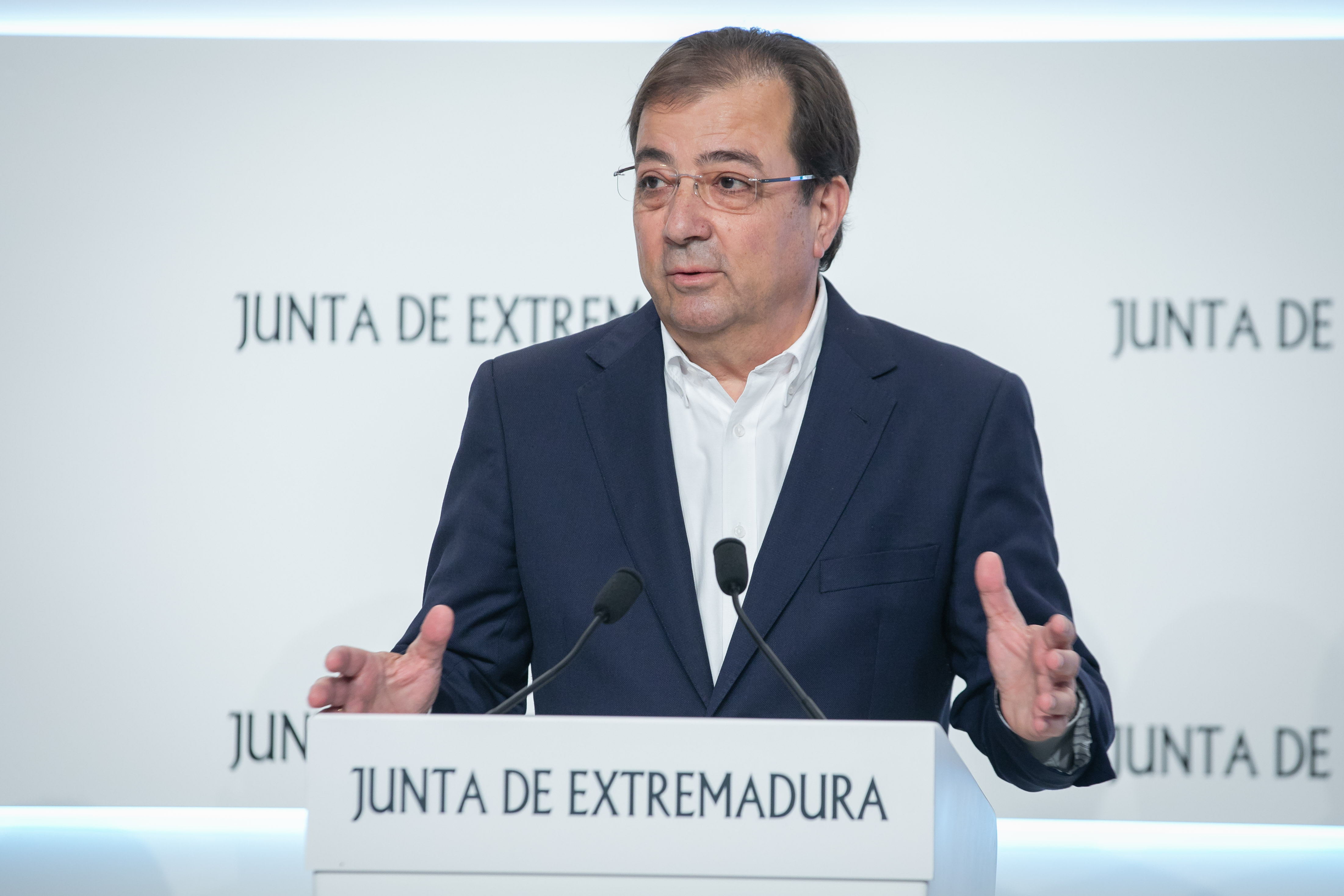 Foto del presidente en funciones de la Junta de Extremadura durante la presentación del libro