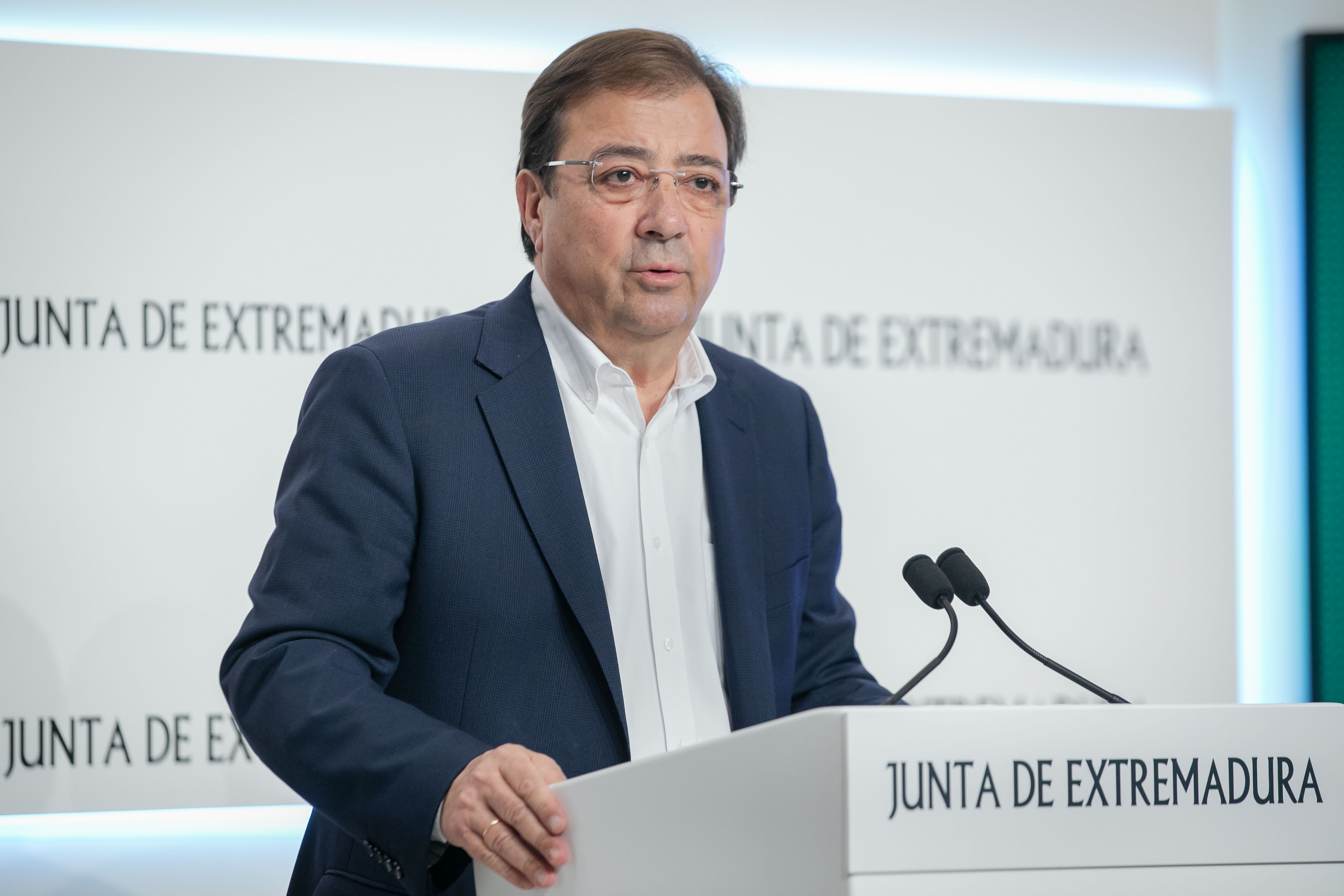 Guillermo Fernández Vara durante la rueda de prensa