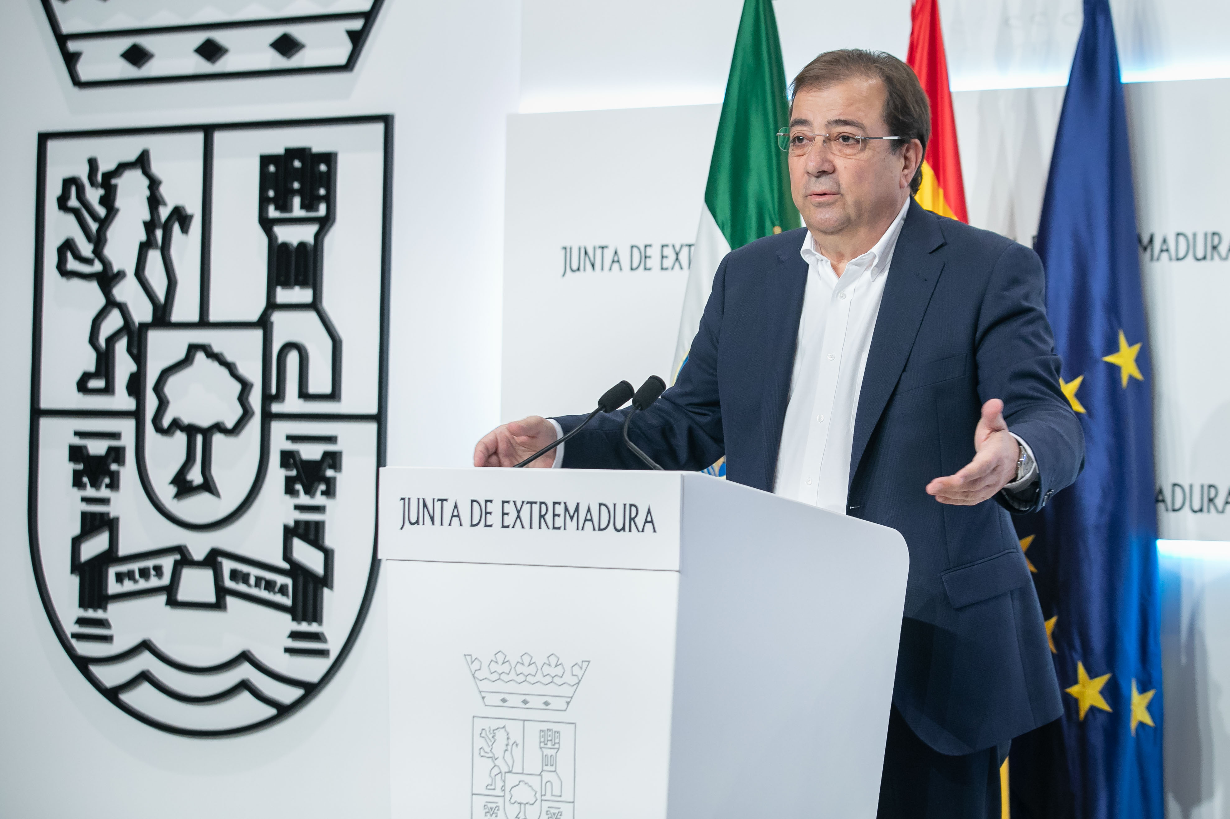 Guillermo Fernández Vara durante la rueda de prensa