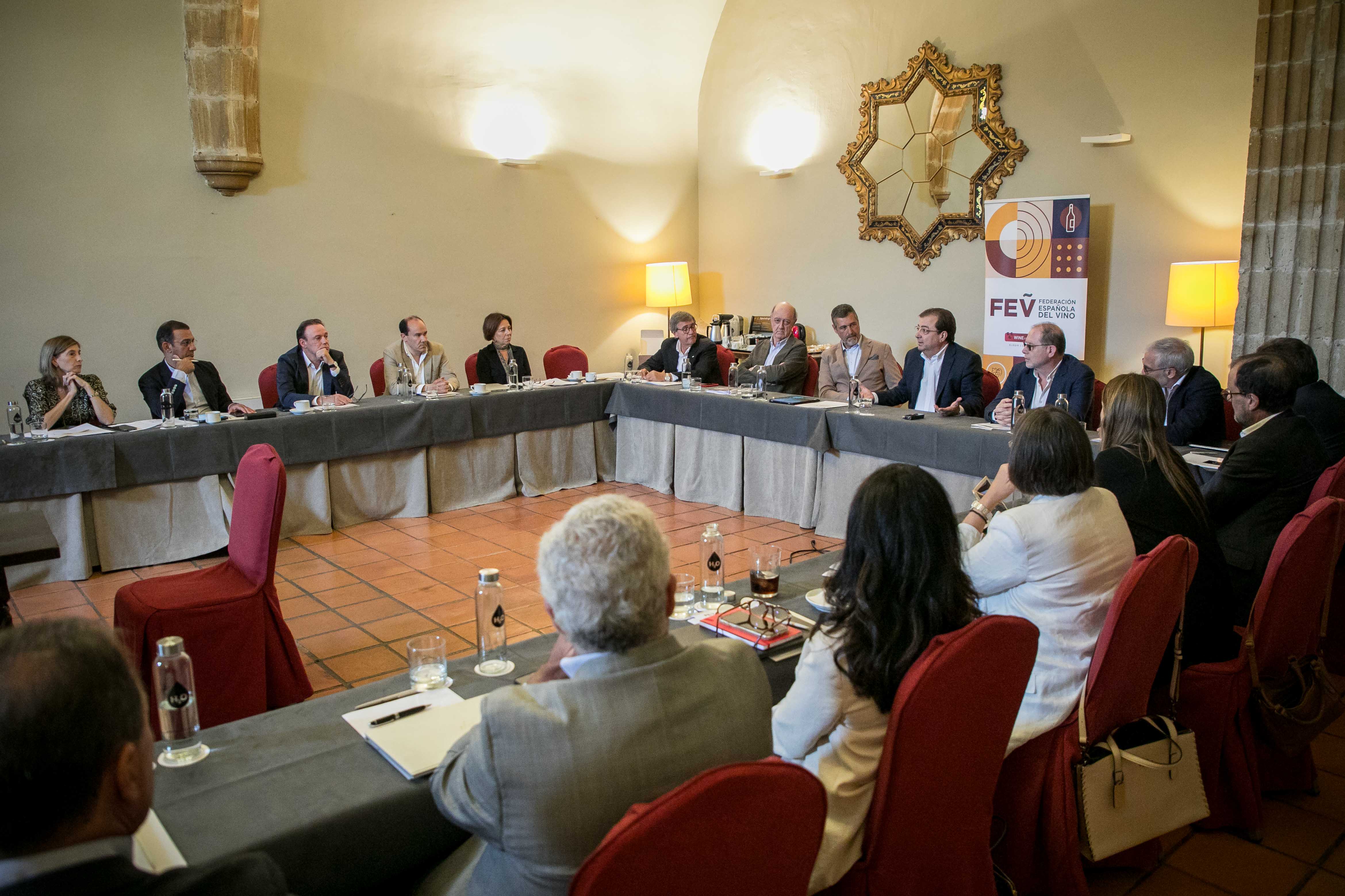 Fernández Vara en la clausura de la reunión de la Comisión Ejecutiva de la  FEV 1