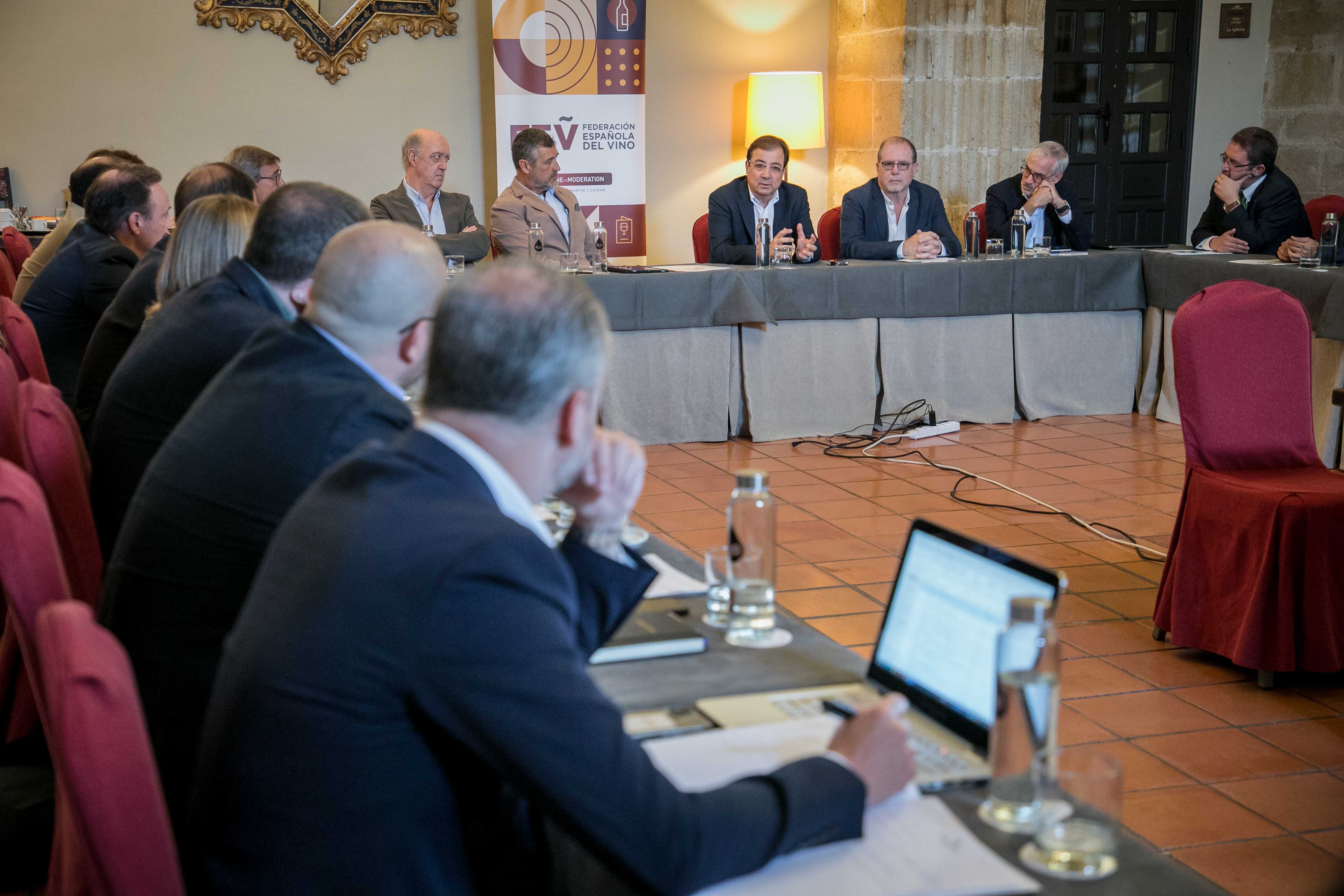 Fernández Vara en la clausura de la reunión de la Comisión Ejecutiva de la  FEV 2