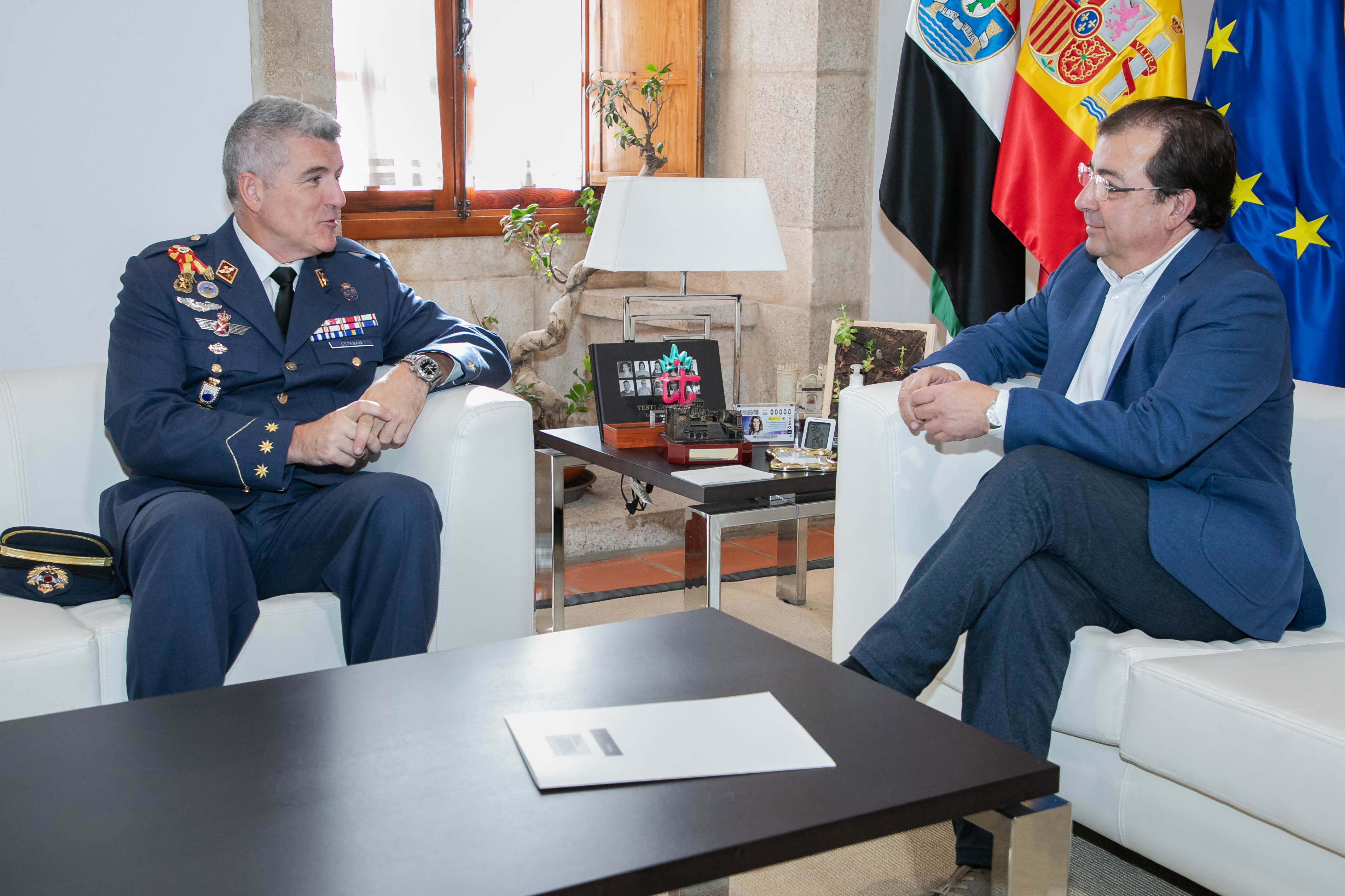 Vara con el nuevo coronel jefe de la Base Aérea de Talavera