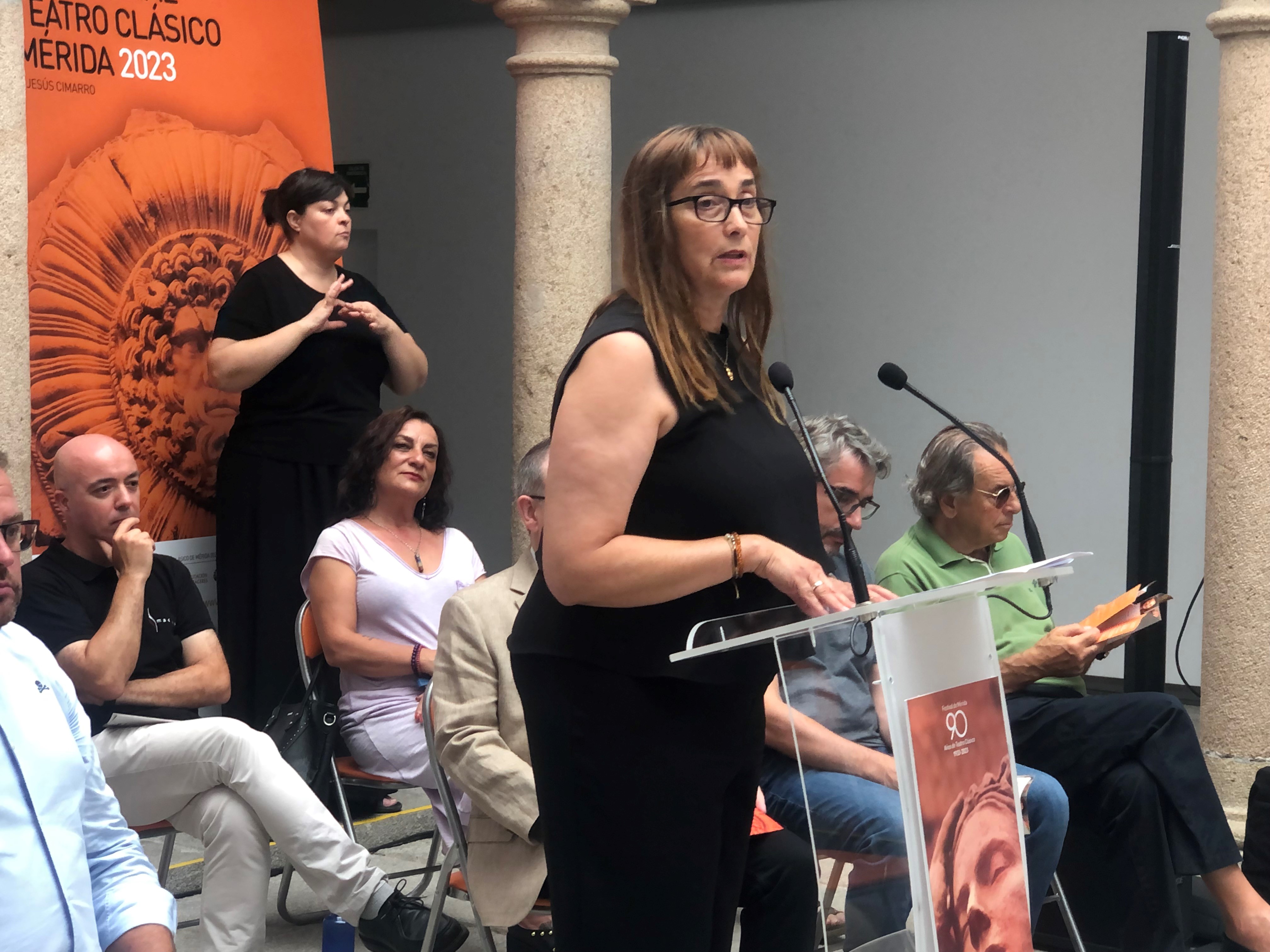 Foto de la directora del CEMART durante la presentación de las obras que abren el Festival de Teatro Clásico de Mérida