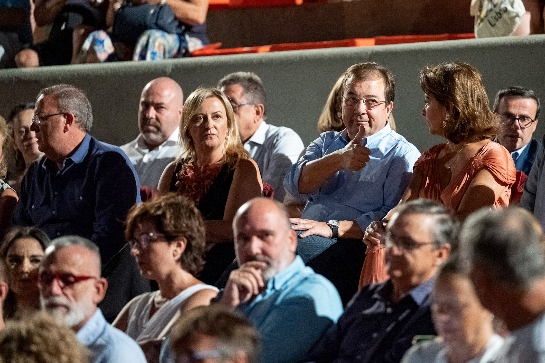 Foto del presidente de la Junta en funciones en las gradas del Teatro Romano