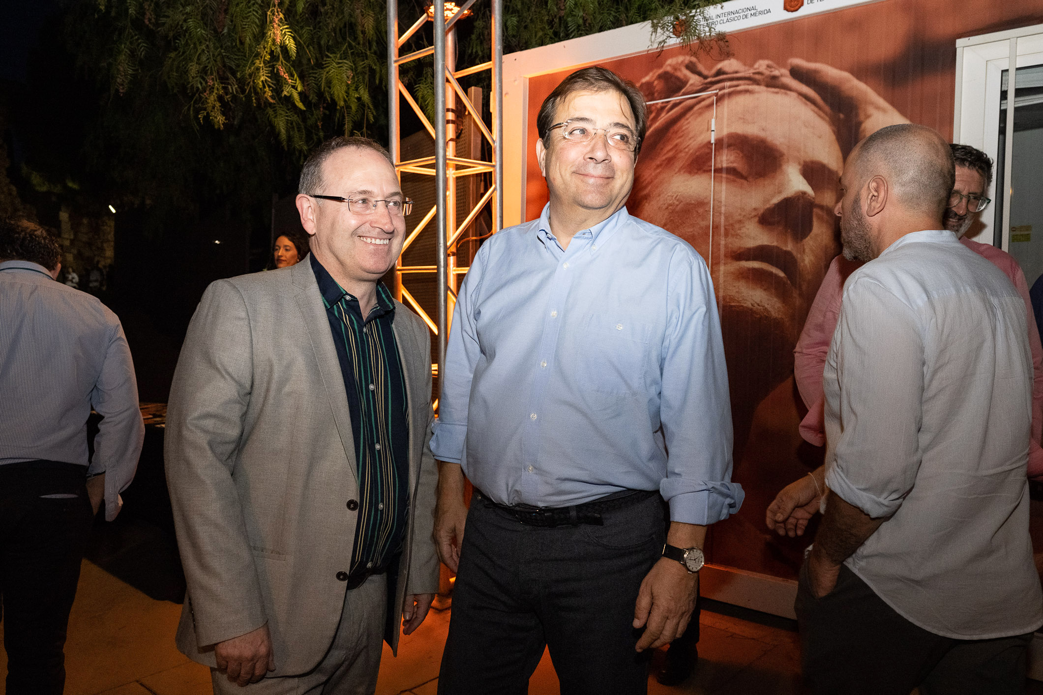 Foto del presidente de la Junta en funciones junto al director del Festival 