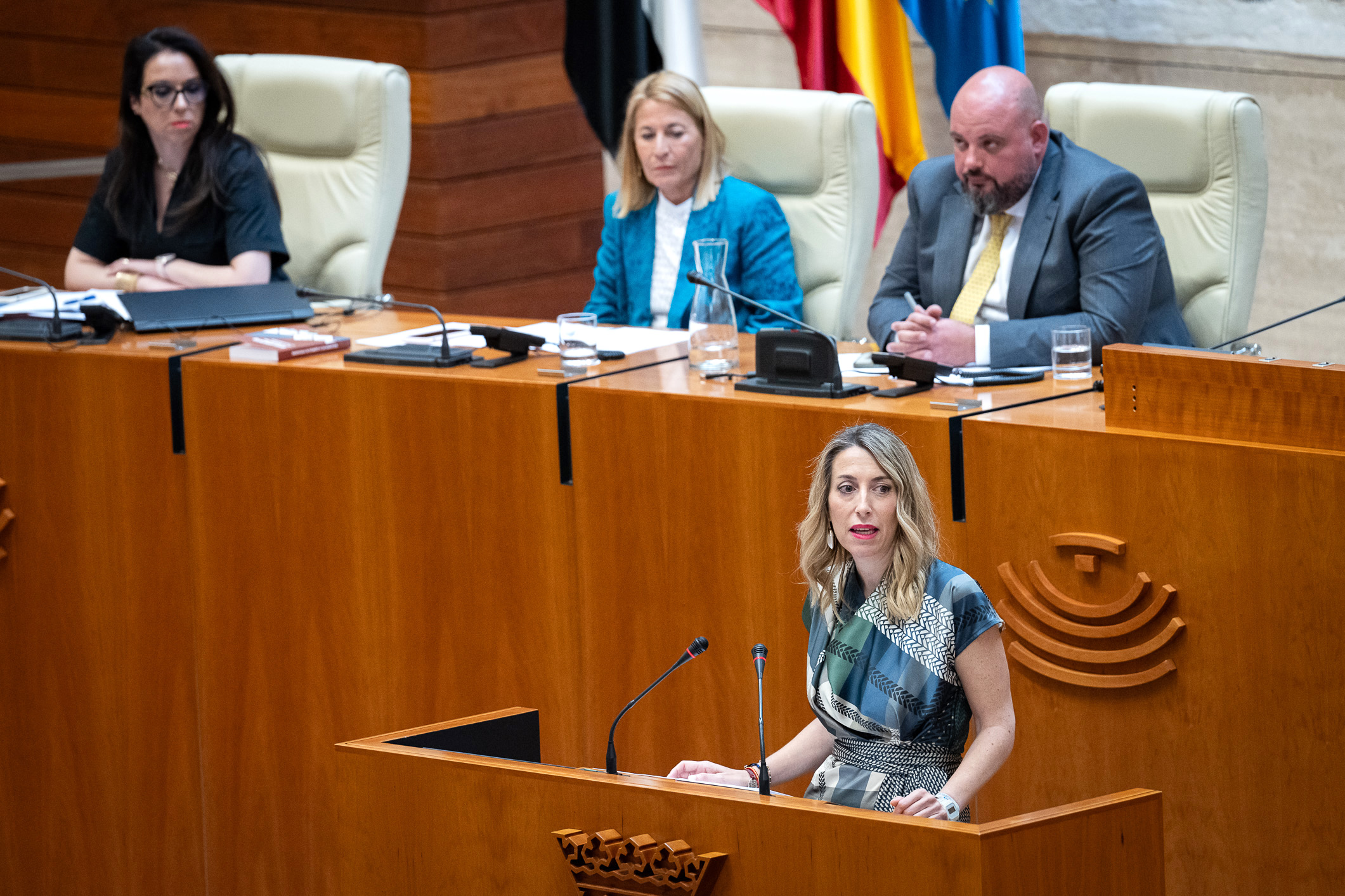 Foto de María Guardiola durante la sesión de investidura