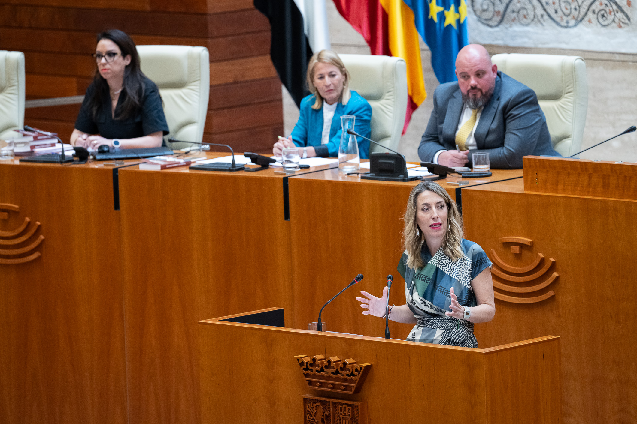 Foto de María Guardiola durante la investidura