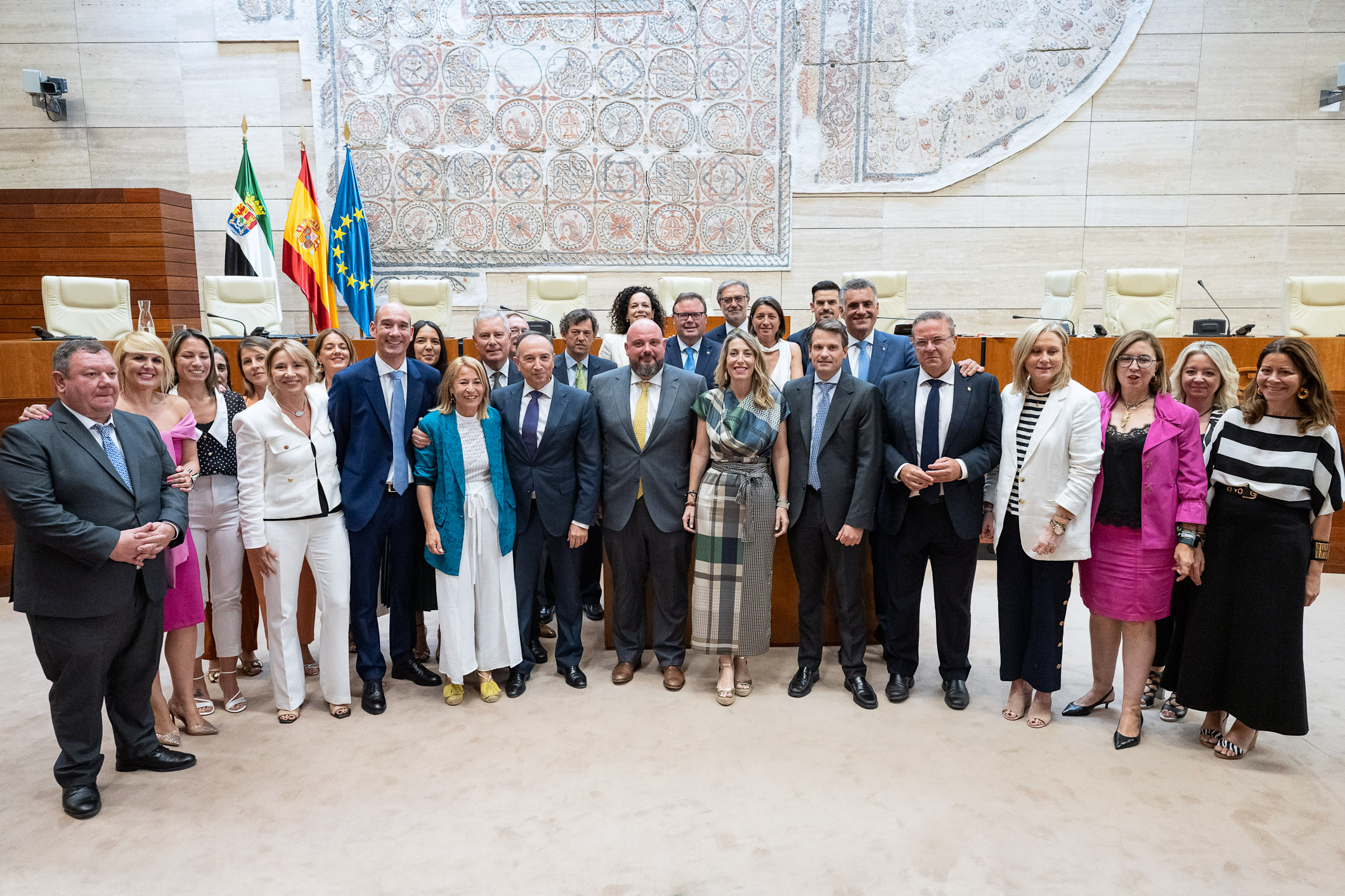 Foto del grupo parlamentario popular tras la sesión de investidura