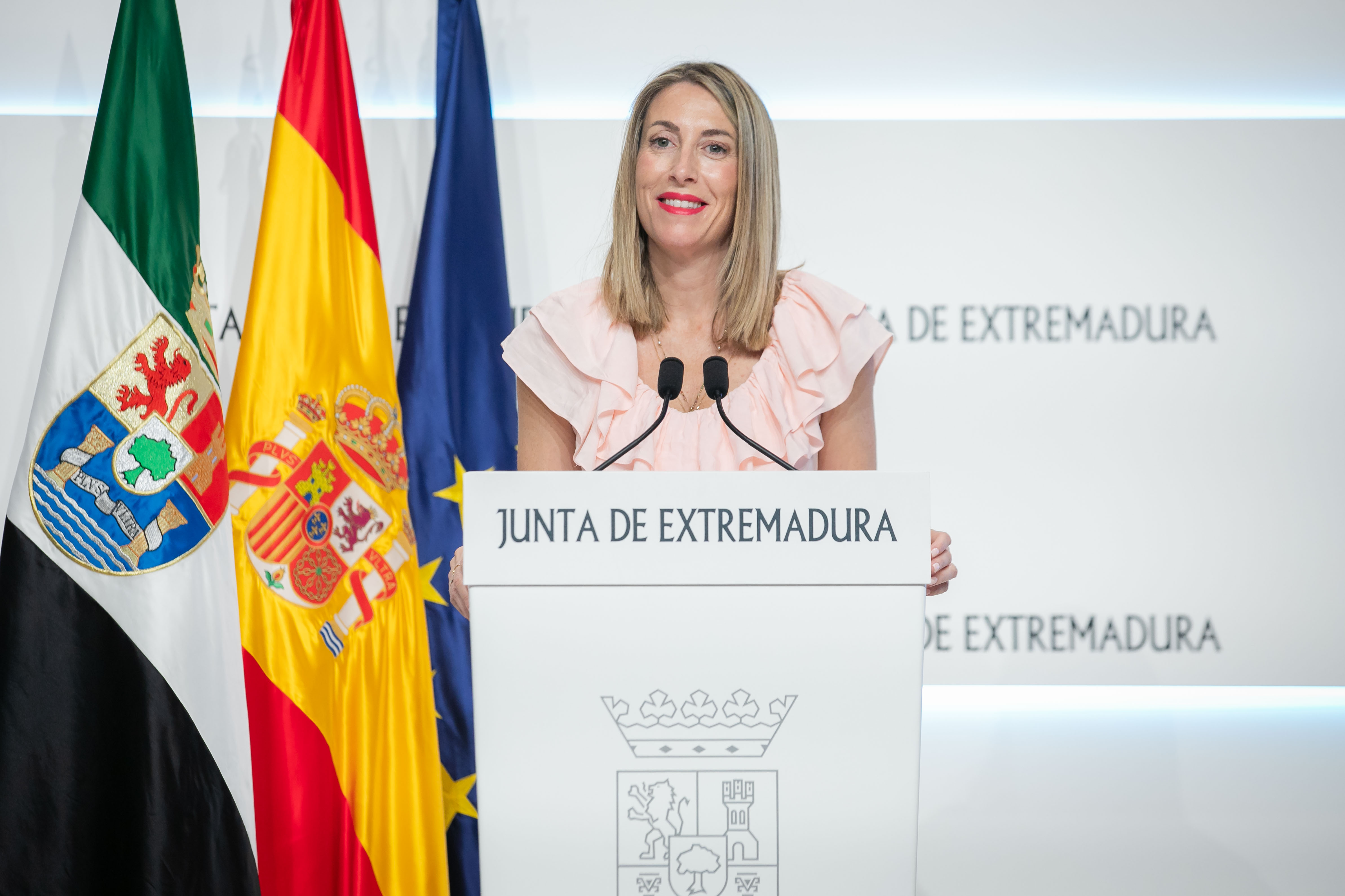 La presidenta de la Junta de Extremadura, María Guardiola, durante la rueda de prensa