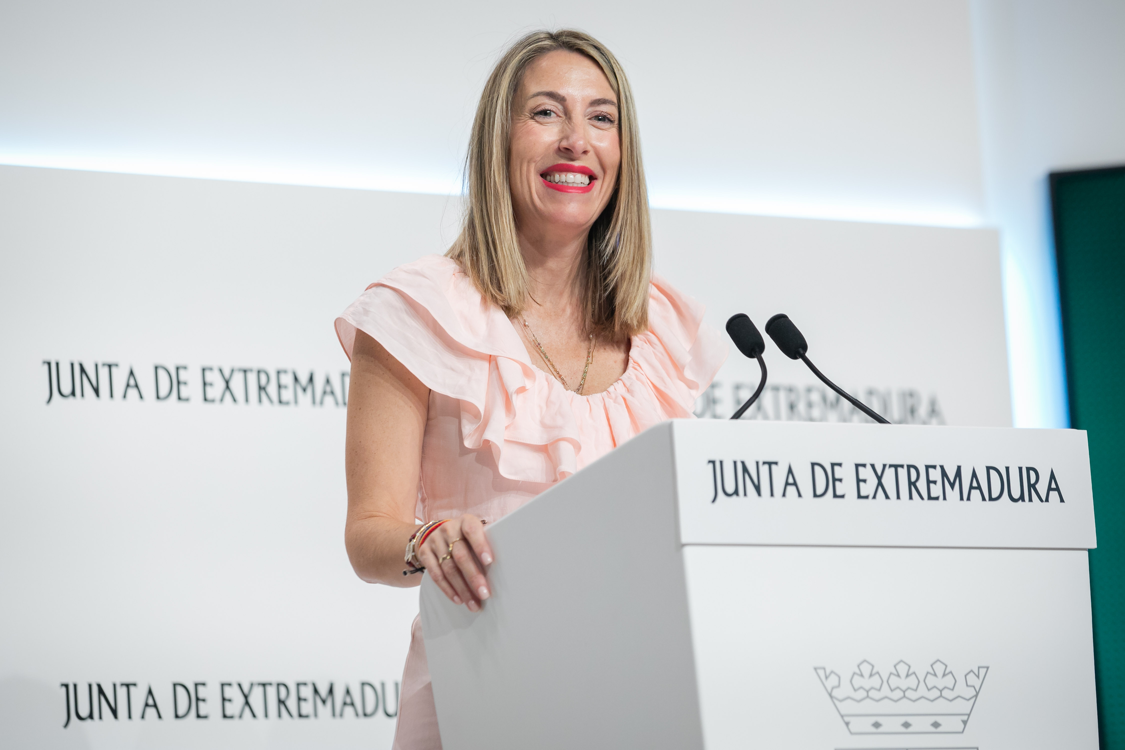 La presidenta de la Junta de Extremadura, María Guardiola, durante la rueda de prensa