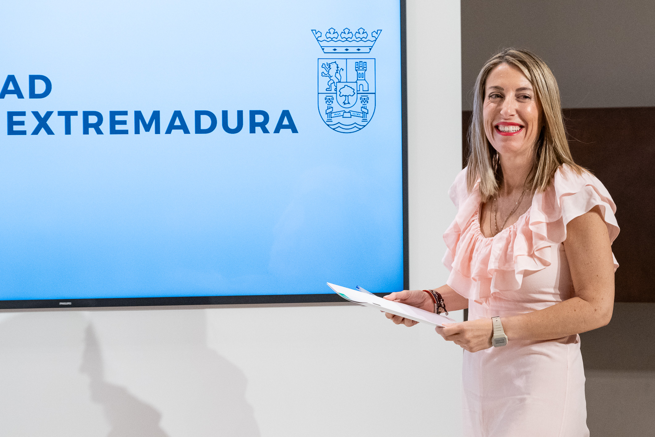 La presidenta de la Junta de Extremadura, María Guardiola, durante la rueda de prensa