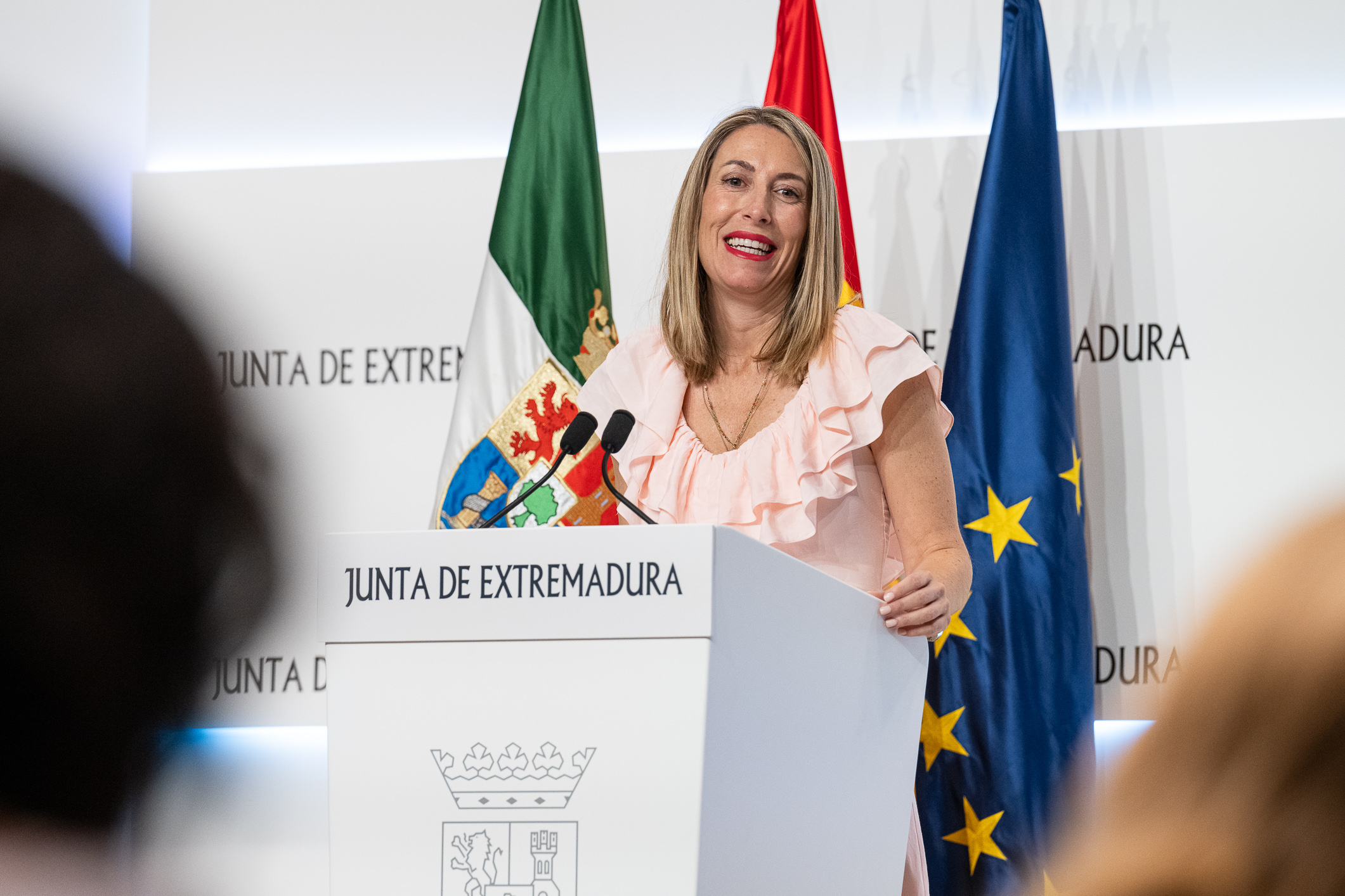 La presidenta de la Junta de Extremadura, María Guardiola, durante la rueda de prensa