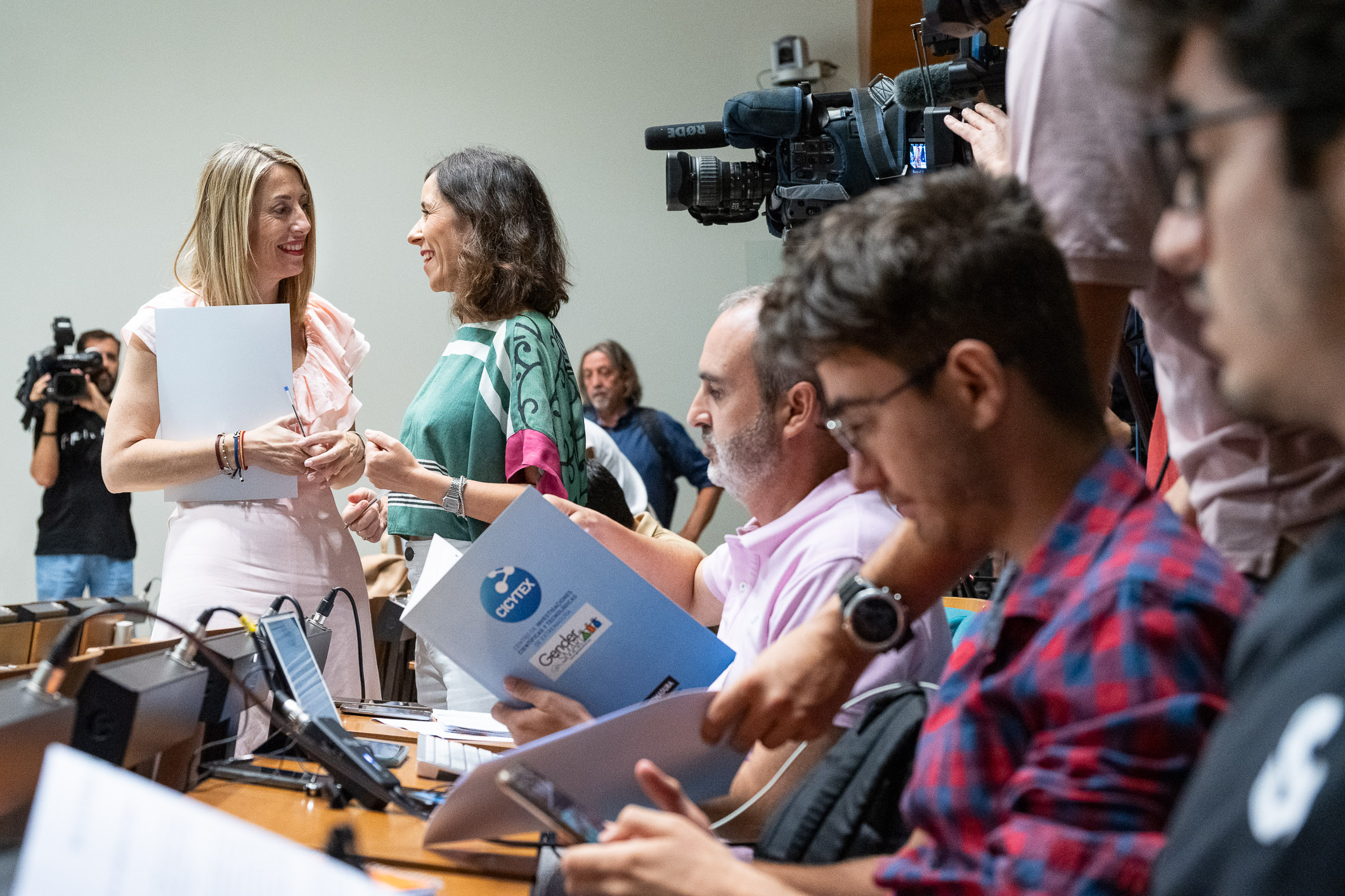 La presidenta de la Junta de Extremadura, María Guardiola, durante la rueda de prensa